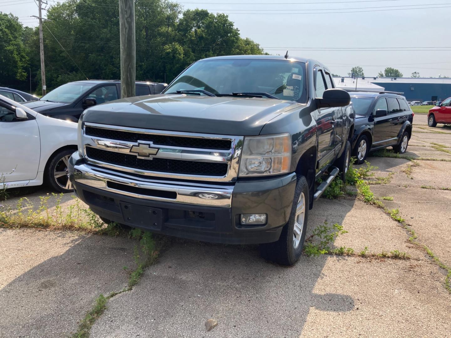 2011 Quartz Met Chevrolet Silverado 1500 LT Ext. Cab 2WD (1GCRCSE02BZ) with an 5.3L V8 OHV 16V FFV engine, 4-Speed Automatic transmission, located at 1800 South Ihm Blvd, Freeport, IL, 61032, (815) 232-5543, 42.278645, -89.607994 - Silverado 1500 LT Ext Cab 4D - Photo#0