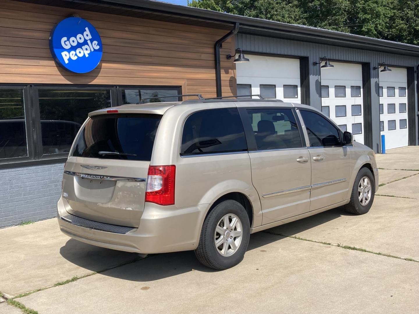 2013 Lt Almond Met Chrysler Town and Country Touring (2C4RC1BG8DR) with an 3.6L V6 DOHC 24V engine, 6-Speed Automatic transmission, located at 1800 South Ihm Blvd, Freeport, IL, 61032, (815) 232-5543, 42.278645, -89.607994 - Photo#2