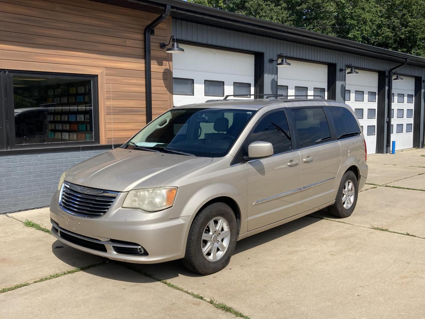 2013 Lt Almond Met Chrysler Town and Country Touring (2C4RC1BG8DR) with an 3.6L V6 DOHC 24V engine, 6-Speed Automatic transmission, located at 1800 South Ihm Blvd, Freeport, IL, 61032, (815) 232-5543, 42.278645, -89.607994 - Photo#3