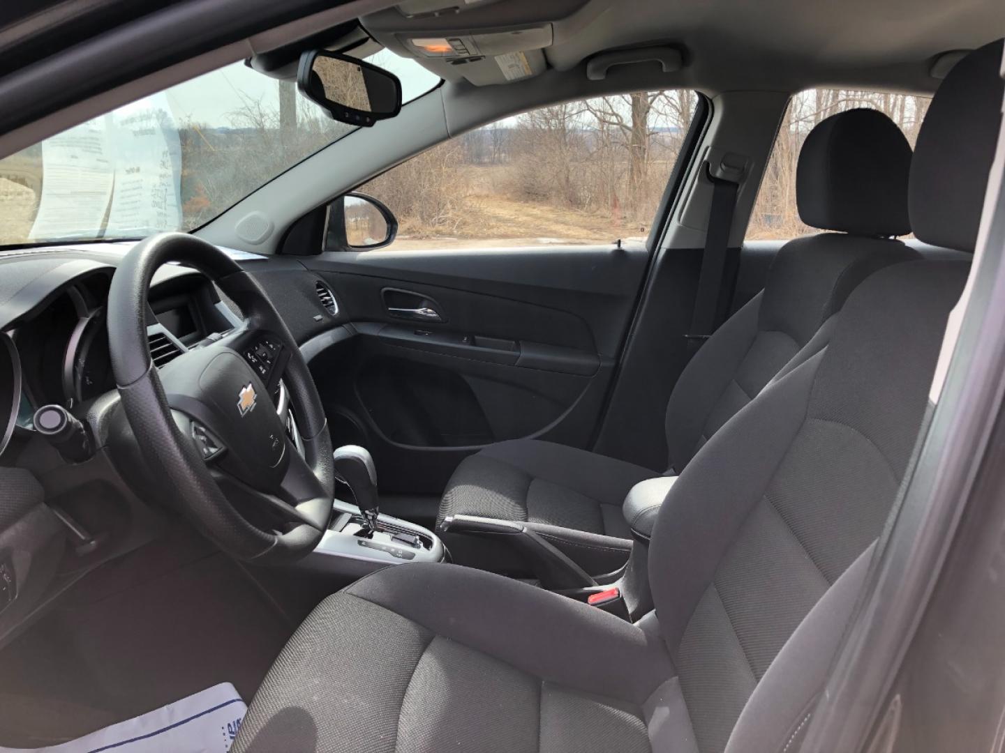 2015 Dark Graphite M Chevrolet Cruze 1LT Auto (1G1PC5SBXF7) with an 1.4L L4 DOHC 16V TURBO engine, 6-Speed Automatic transmission, located at 1800 South Ihm Blvd, Freeport, IL, 61032, (815) 232-5543, 42.278645, -89.607994 - Cruze LT 4D Sedan - Photo#4