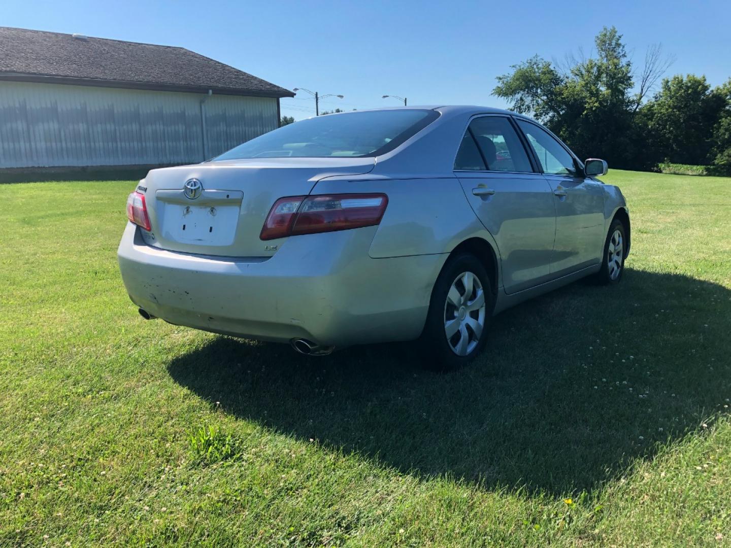 2007 Silver met Toyota Camry LE V6 (4T1BK46K07U) with an 3.5L V6 DOHC 24V engine, 6-Speed Automatic Overdrive transmission, located at 1800 South Ihm Blvd, Freeport, IL, 61032, (815) 232-5543, 42.278645, -89.607994 - Camry LE 4D Sedan V6 - Photo#2