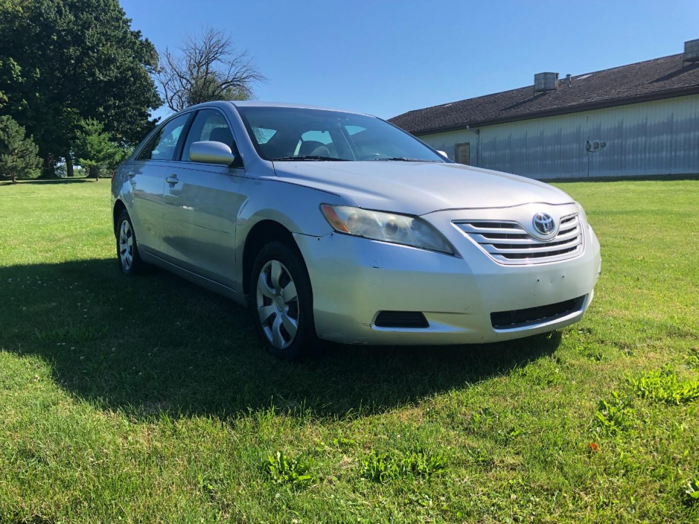 2007 Silver met Toyota Camry LE V6 (4T1BK46K07U) with an 3.5L V6 DOHC 24V engine, 6-Speed Automatic Overdrive transmission, located at 1800 South Ihm Blvd, Freeport, IL, 61032, (815) 232-5543, 42.278645, -89.607994 - Camry LE 4D Sedan V6 - Photo#3