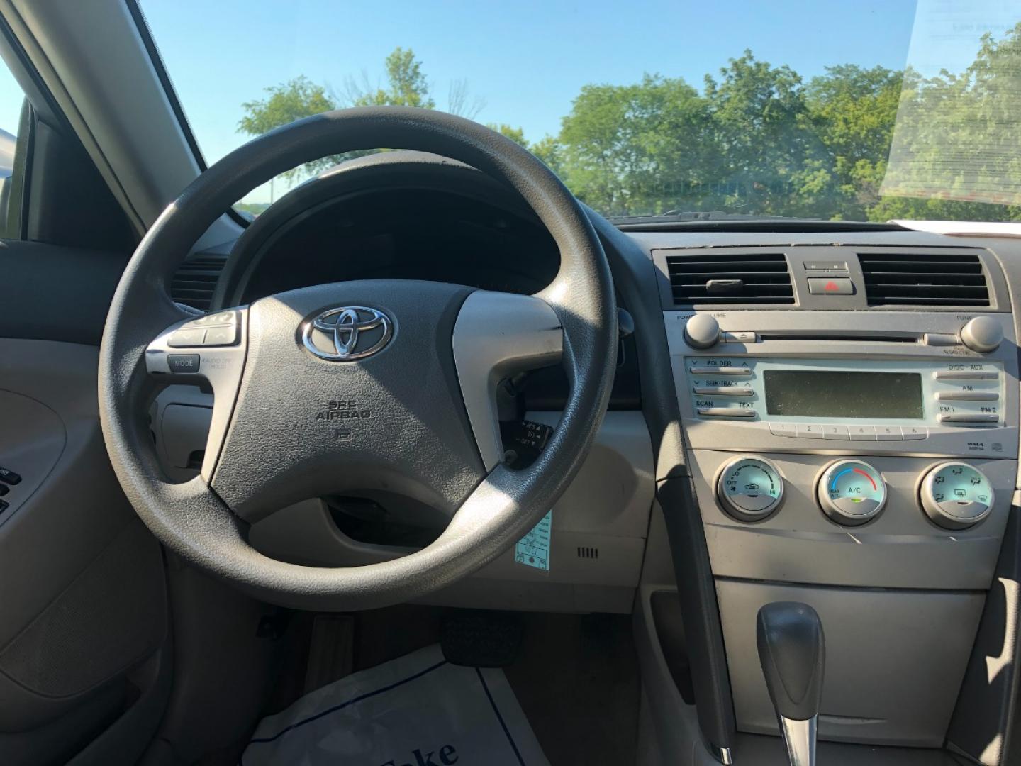 2007 Silver met Toyota Camry LE V6 (4T1BK46K07U) with an 3.5L V6 DOHC 24V engine, 6-Speed Automatic Overdrive transmission, located at 1800 South Ihm Blvd, Freeport, IL, 61032, (815) 232-5543, 42.278645, -89.607994 - Camry LE 4D Sedan V6 - Photo#5