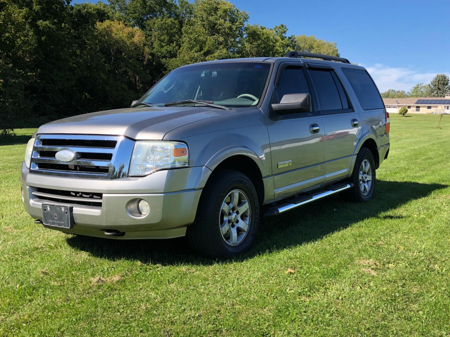 2008 Silver Birch Met Ford Expedition XLT 4WD (1FMFU16538L) with an 5.4L V8 SOHC 16V engine, 6-Speed Automatic Overdrive transmission, located at 1800 South Ihm Blvd, Freeport, IL, 61032, (815) 232-5543, 42.278645, -89.607994 - Photo#0