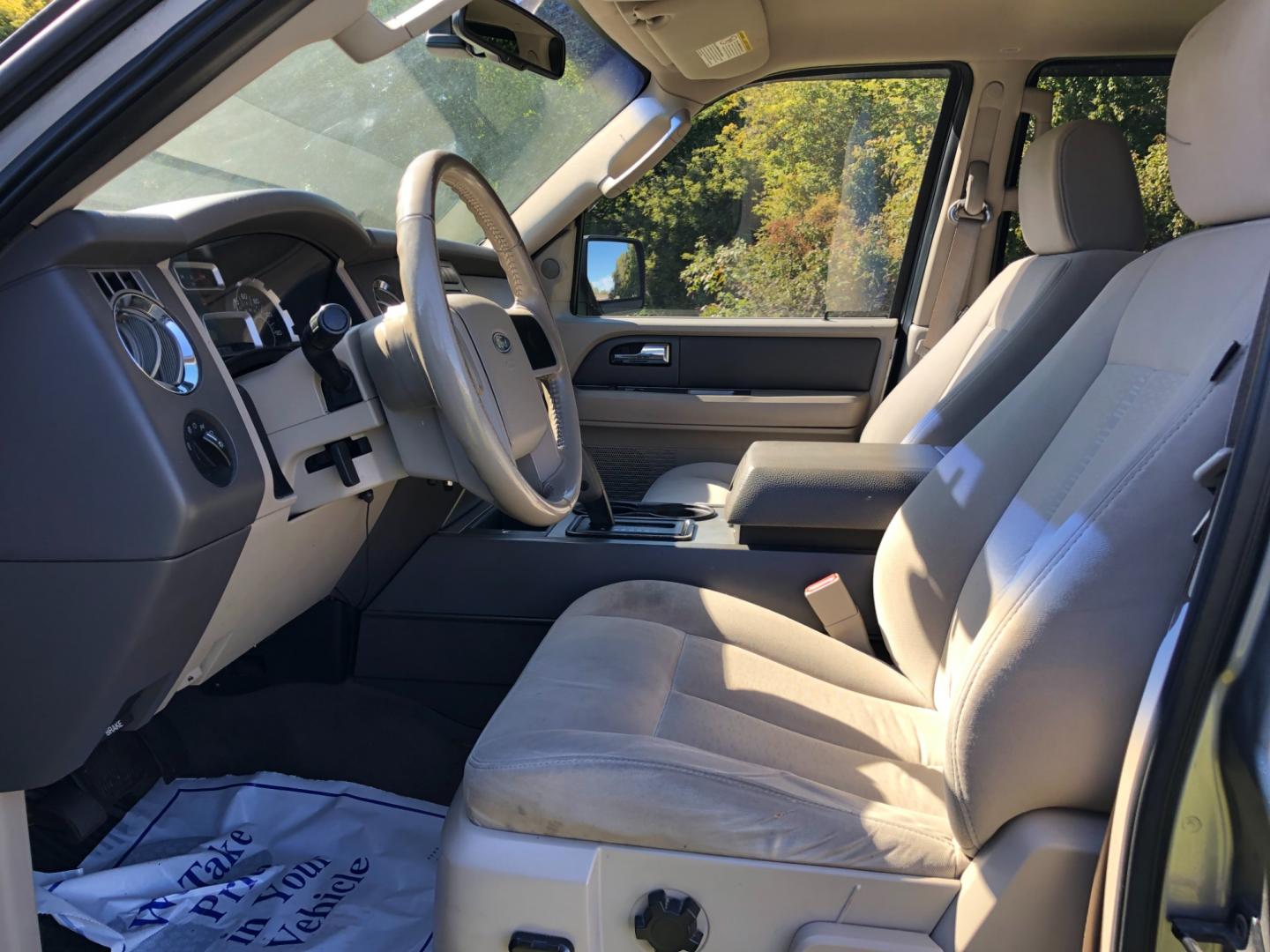 2008 Silver Birch Met Ford Expedition XLT 4WD (1FMFU16538L) with an 5.4L V8 SOHC 16V engine, 6-Speed Automatic Overdrive transmission, located at 1800 South Ihm Blvd, Freeport, IL, 61032, (815) 232-5543, 42.278645, -89.607994 - Photo#4