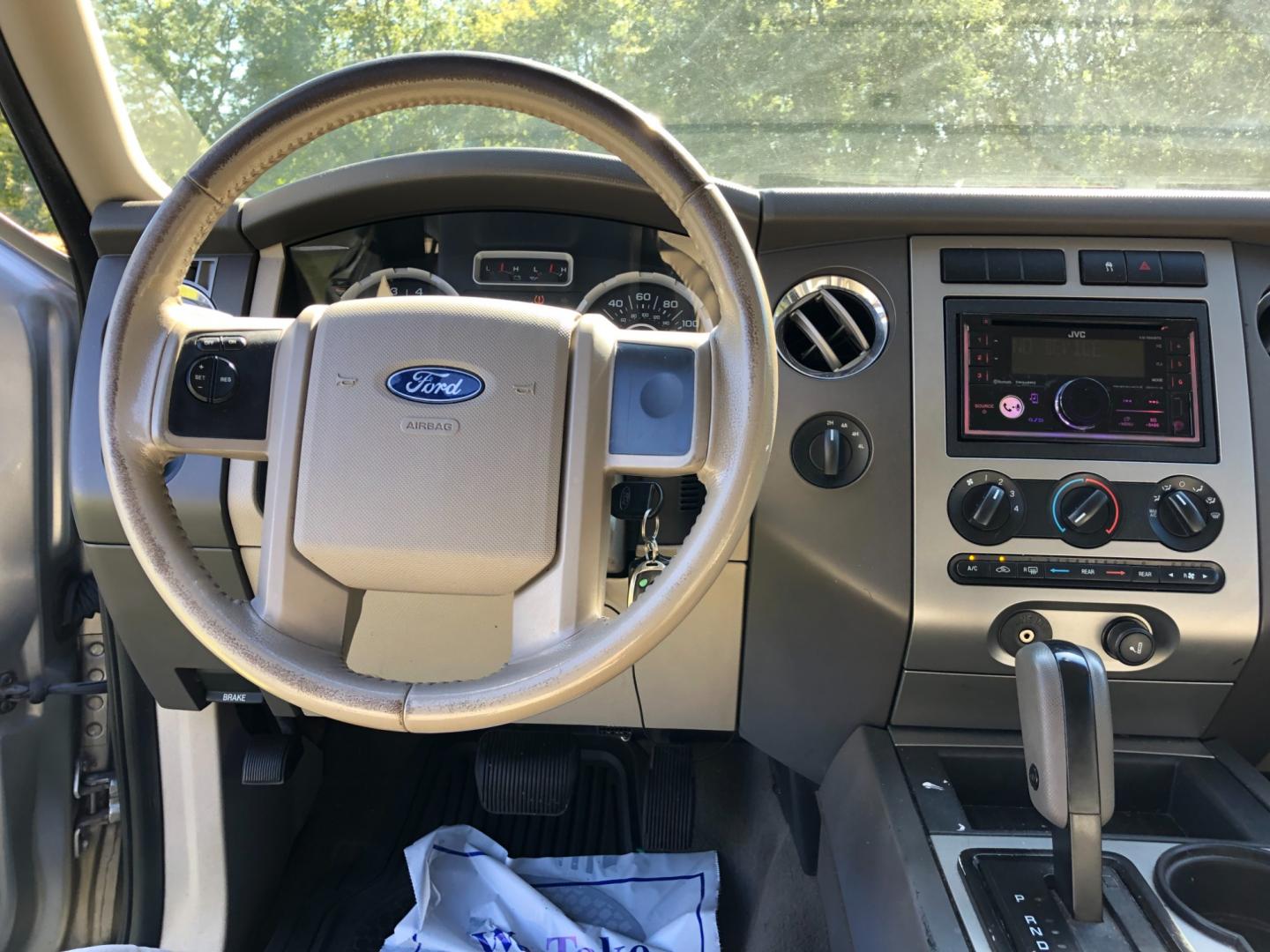 2008 Silver Birch Met Ford Expedition XLT 4WD (1FMFU16538L) with an 5.4L V8 SOHC 16V engine, 6-Speed Automatic Overdrive transmission, located at 1800 South Ihm Blvd, Freeport, IL, 61032, (815) 232-5543, 42.278645, -89.607994 - Photo#5