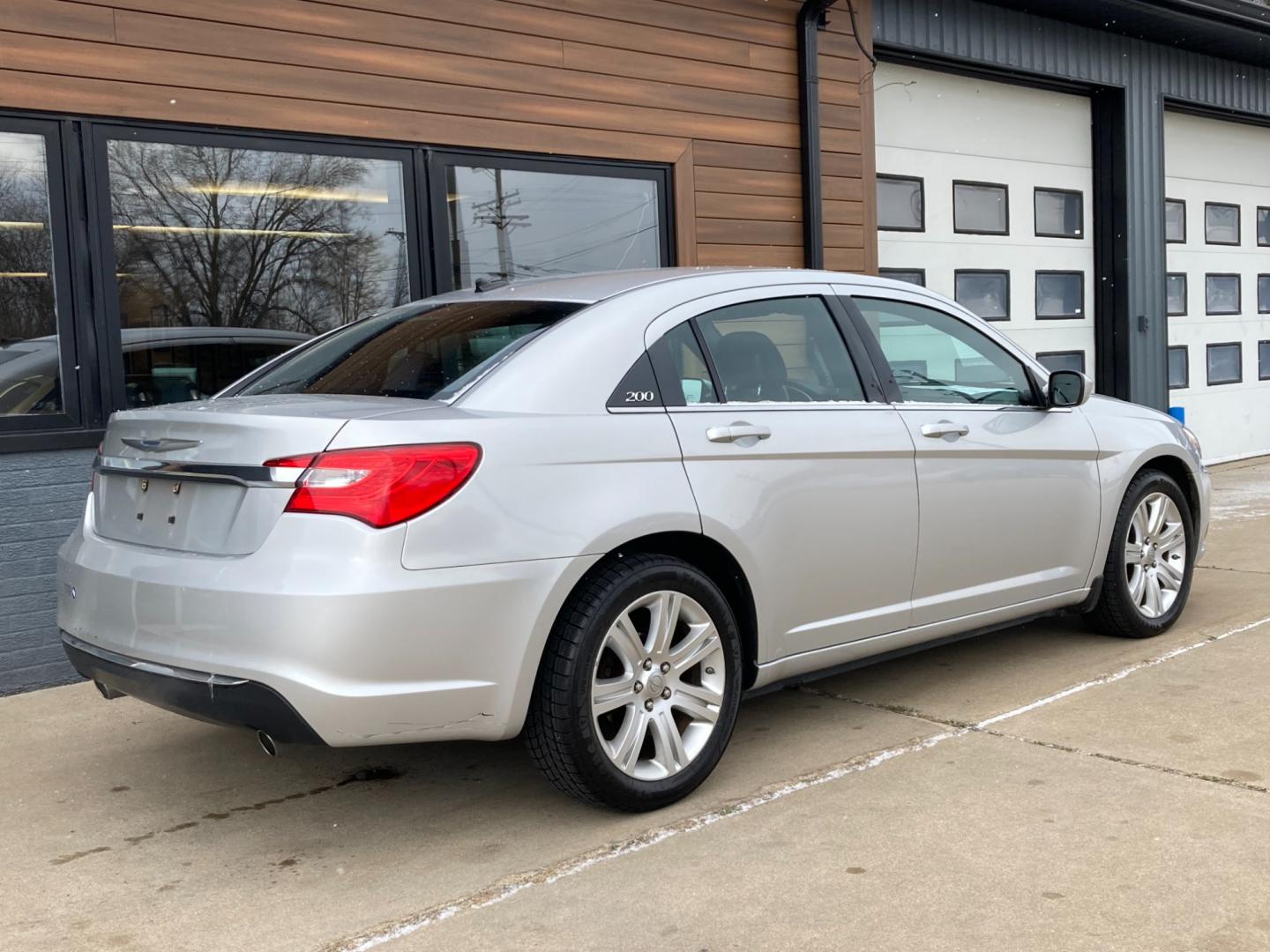 2012 Silver Met Chrysler 200 Touring (1C3CCBBGXCN) with an 3.6L V6 DOHC 24V FFV engine, 6-Speed Automatic transmission, located at 1800 South Ihm Blvd, Freeport, IL, 61032, (815) 232-5543, 42.278645, -89.607994 - 200 Touring 4D Sedan - Photo#1