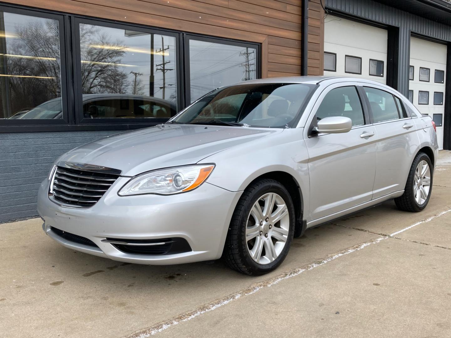 2012 Silver Met Chrysler 200 Touring (1C3CCBBGXCN) with an 3.6L V6 DOHC 24V FFV engine, 6-Speed Automatic transmission, located at 1800 South Ihm Blvd, Freeport, IL, 61032, (815) 232-5543, 42.278645, -89.607994 - 200 Touring 4D Sedan - Photo#2