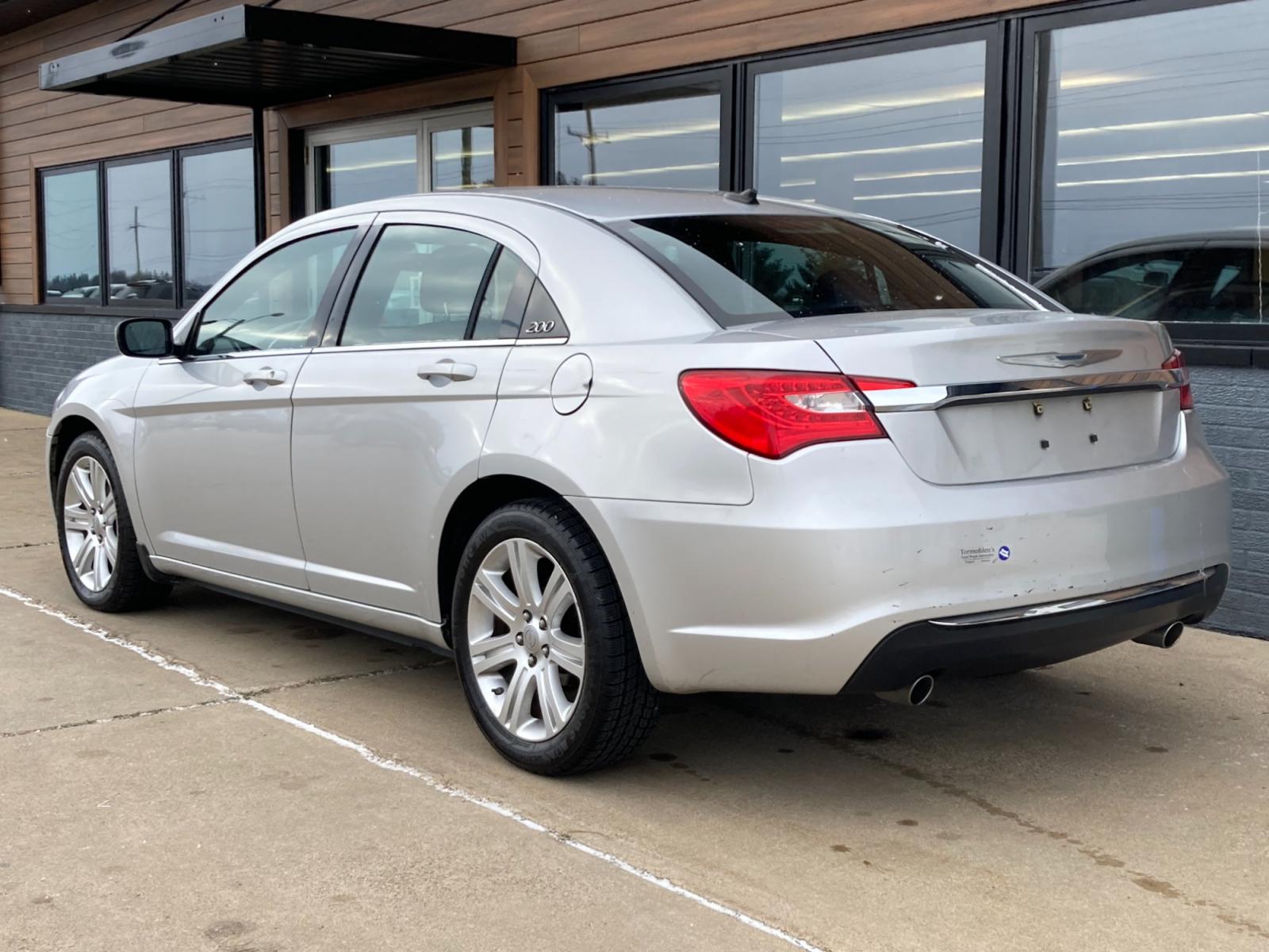 2012 Silver Met Chrysler 200 Touring (1C3CCBBGXCN) with an 3.6L V6 DOHC 24V FFV engine, 6-Speed Automatic transmission, located at 1800 South Ihm Blvd, Freeport, IL, 61032, (815) 232-5543, 42.278645, -89.607994 - Photo #3