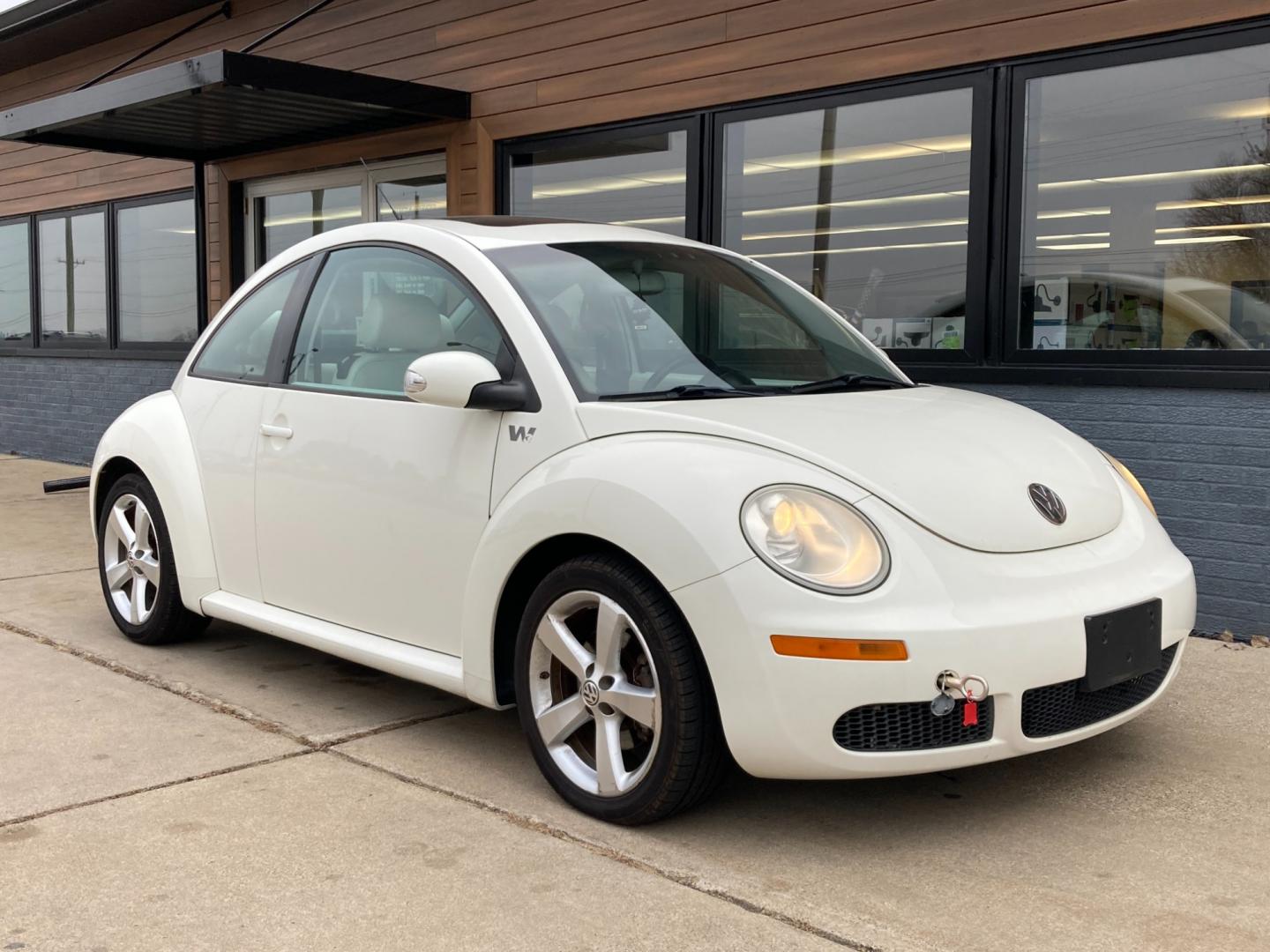 2008 Arctic White Volkswagen New Beetle S PZEV (3VWFG31C68M) with an 2.5L L5 DOHC 20V engine, located at 1800 South Ihm Blvd, Freeport, IL, 61032, (815) 232-5543, 42.278645, -89.607994 - Photo#0