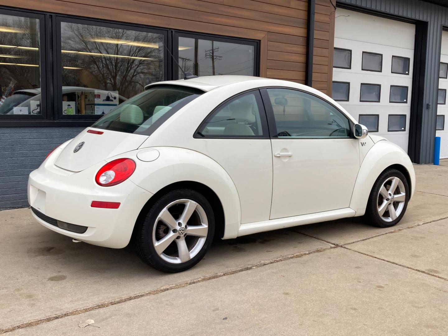 2008 Arctic White Volkswagen New Beetle S PZEV (3VWFG31C68M) with an 2.5L L5 DOHC 20V engine, located at 1800 South Ihm Blvd, Freeport, IL, 61032, (815) 232-5543, 42.278645, -89.607994 - Photo#1