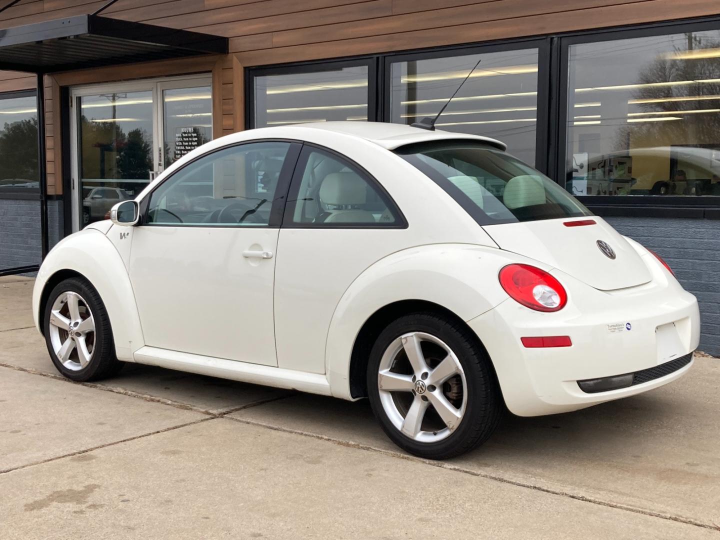 2008 Arctic White Volkswagen New Beetle S PZEV (3VWFG31C68M) with an 2.5L L5 DOHC 20V engine, located at 1800 South Ihm Blvd, Freeport, IL, 61032, (815) 232-5543, 42.278645, -89.607994 - Photo#2