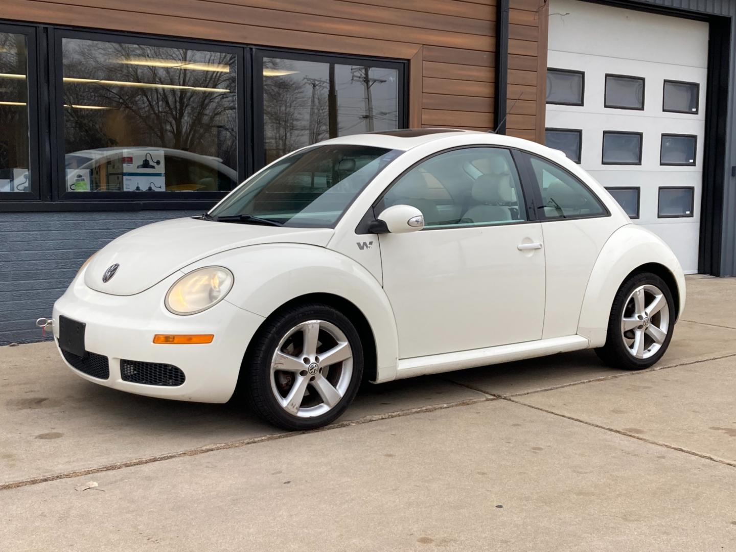 2008 Arctic White Volkswagen New Beetle S PZEV (3VWFG31C68M) with an 2.5L L5 DOHC 20V engine, located at 1800 South Ihm Blvd, Freeport, IL, 61032, (815) 232-5543, 42.278645, -89.607994 - Photo#3