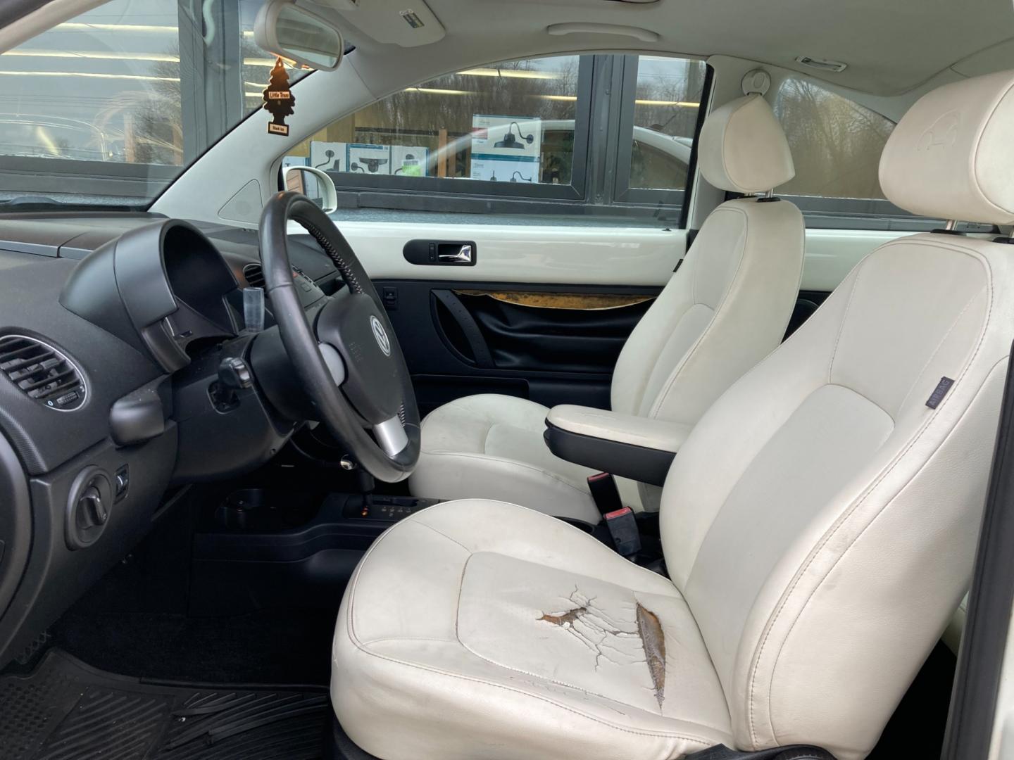 2008 Arctic White Volkswagen New Beetle S PZEV (3VWFG31C68M) with an 2.5L L5 DOHC 20V engine, located at 1800 South Ihm Blvd, Freeport, IL, 61032, (815) 232-5543, 42.278645, -89.607994 - Photo#5