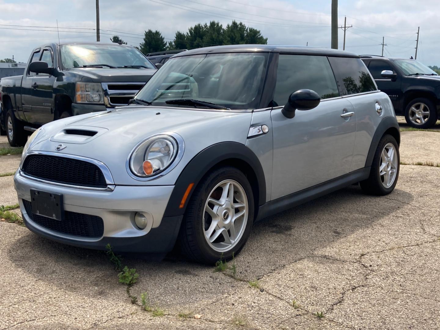 2009 Sparkling Silver Met Mini Cooper S (WMWMF73579T) with an 1.6L L4 DOHC 16V TURBO engine, located at 1800 South Ihm Blvd, Freeport, IL, 61032, (815) 232-5543, 42.278645, -89.607994 - Cooper S 2D Hatchback - Photo#0