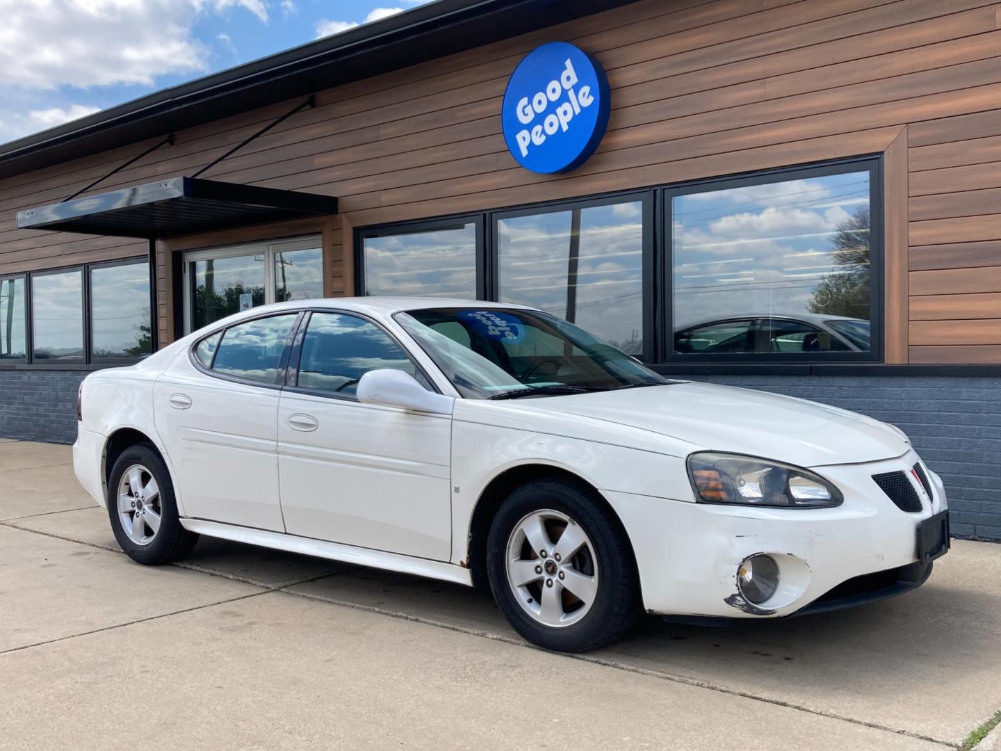 2006 Arctic White Pontiac Grand Prix Base (2G2WP552061) with an 3.8L V6 OHV 12V engine, 4-Speed Automatic Overdrive transmission, located at 1800 South Ihm Blvd, Freeport, IL, 61032, (815) 232-5543, 42.278645, -89.607994 - Photo#0