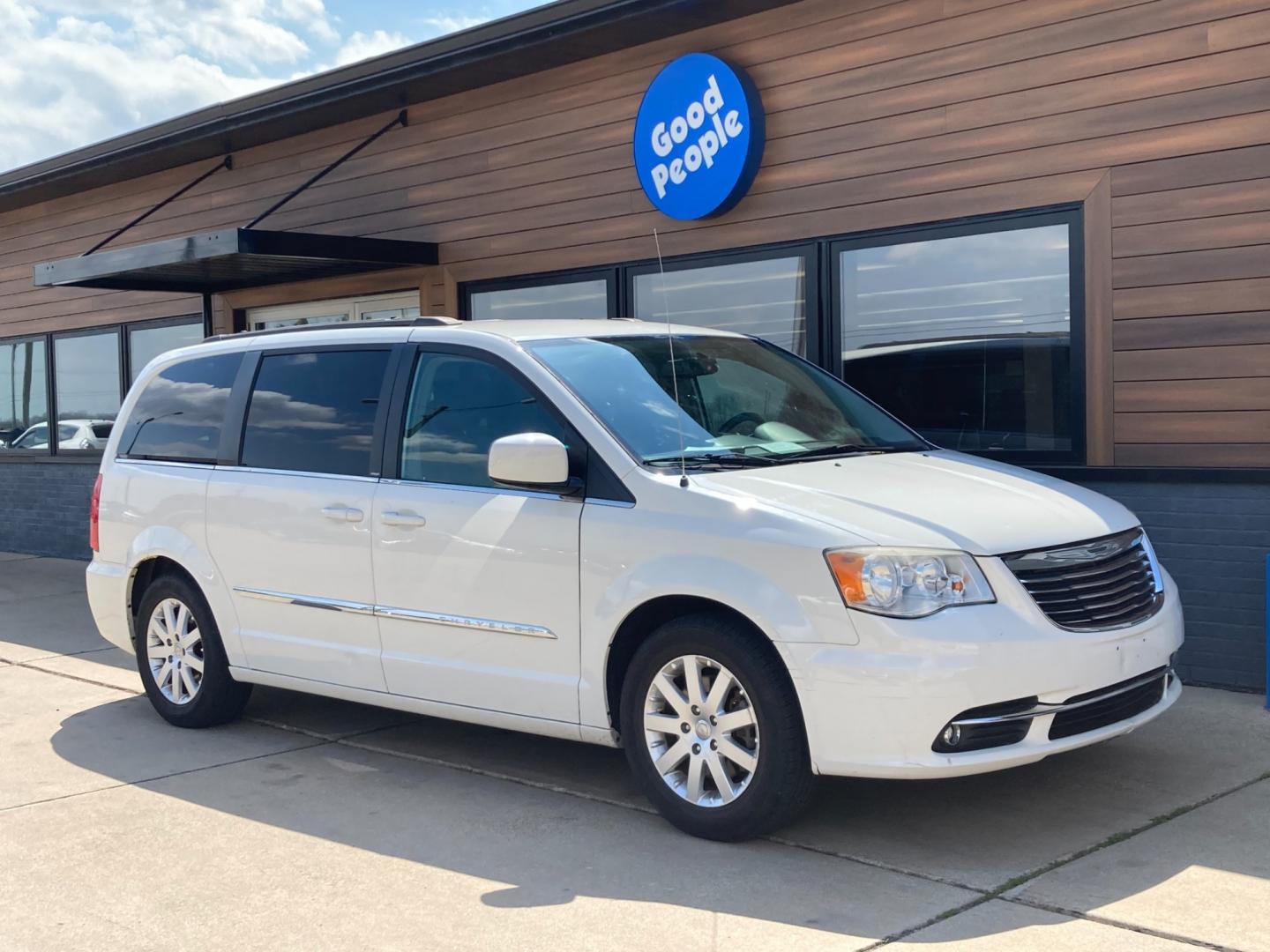 2013 Arctic White Chrysler Town and Country Touring (2C4RC1BG4DR) with an 3.6L V6 DOHC 24V engine, 6-Speed Automatic transmission, located at 1800 South Ihm Blvd, Freeport, IL, 61032, (815) 232-5543, 42.278645, -89.607994 - Town and Country Touring Wagon LWB - Photo#0