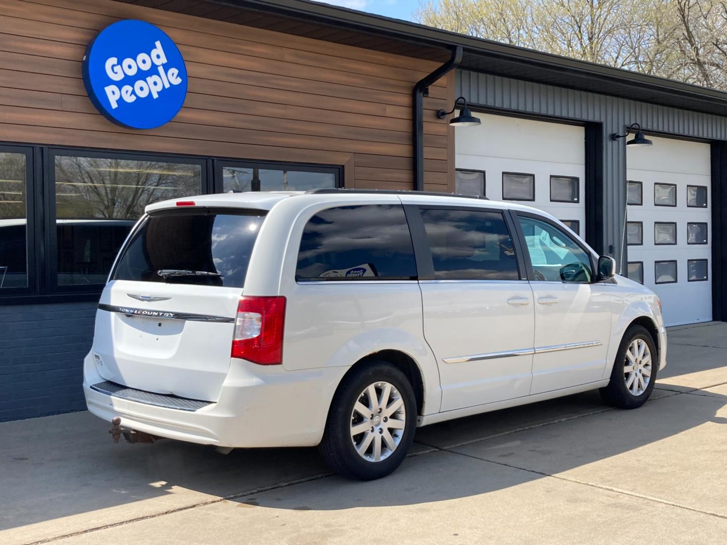 2013 Arctic White Chrysler Town and Country Touring (2C4RC1BG4DR) with an 3.6L V6 DOHC 24V engine, 6-Speed Automatic transmission, located at 1800 South Ihm Blvd, Freeport, IL, 61032, (815) 232-5543, 42.278645, -89.607994 - Town and Country Touring Wagon LWB - Photo#1