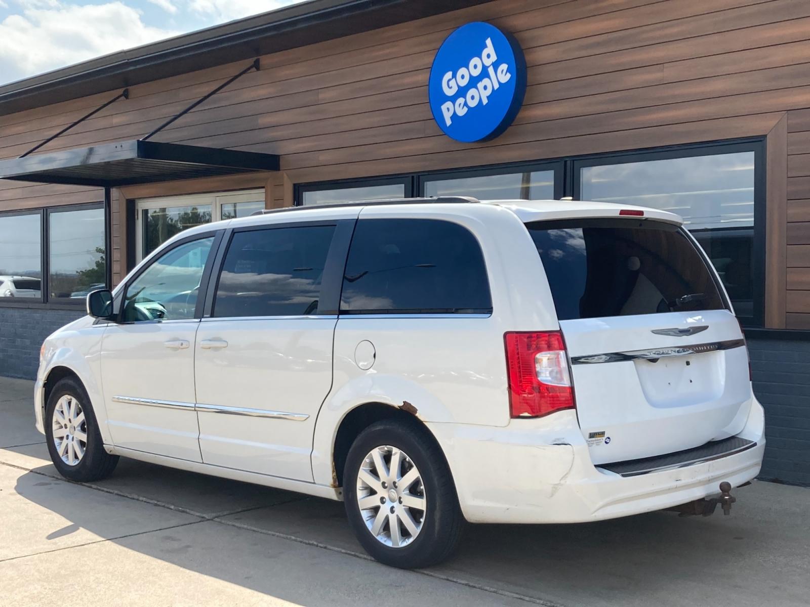 2013 Arctic White Chrysler Town and Country Touring (2C4RC1BG4DR) with an 3.6L V6 DOHC 24V engine, 6-Speed Automatic transmission, located at 1800 South Ihm Blvd, Freeport, IL, 61032, (815) 232-5543, 42.278645, -89.607994 - Photo #2