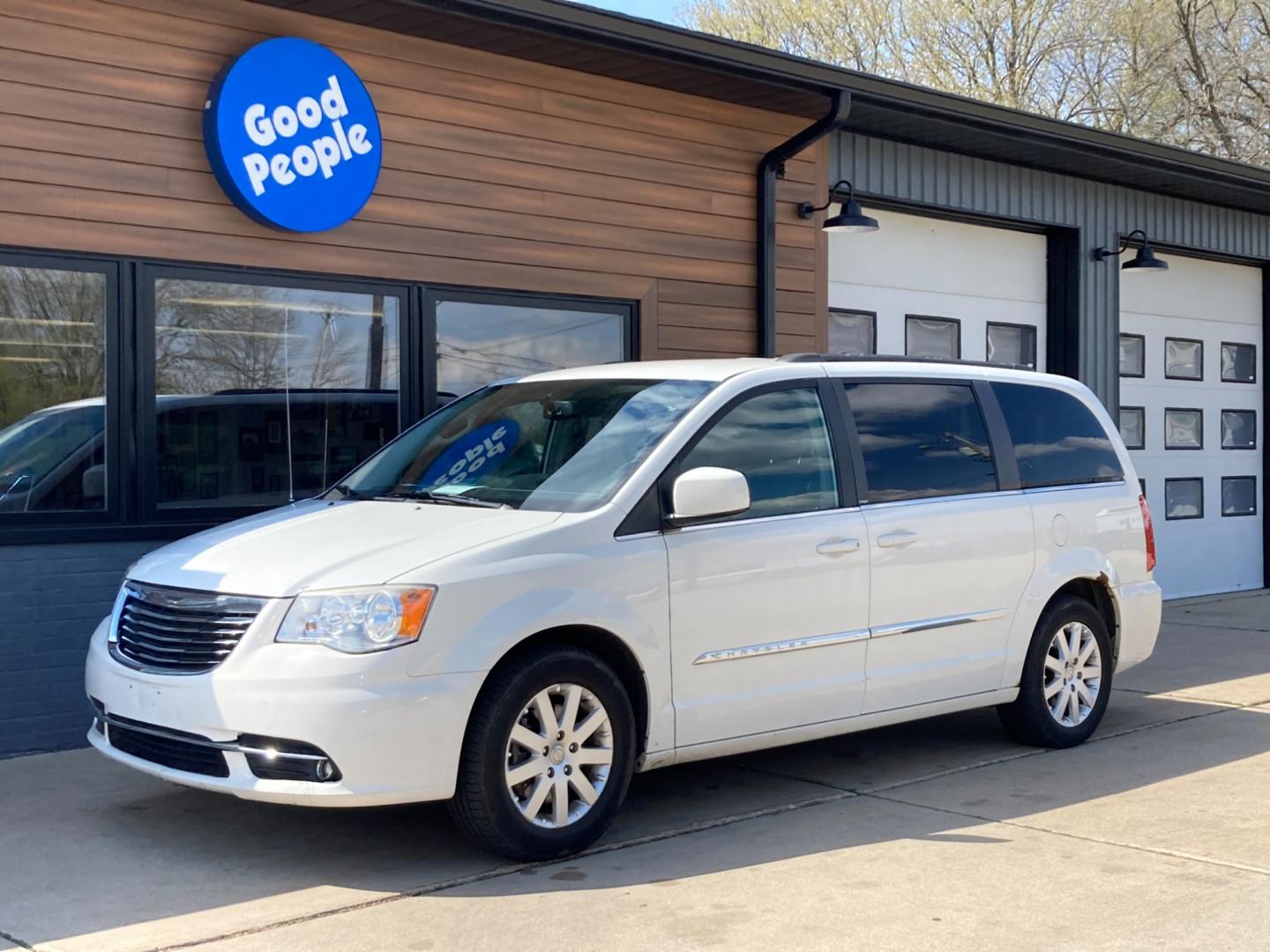 2013 Arctic White Chrysler Town and Country Touring (2C4RC1BG4DR) with an 3.6L V6 DOHC 24V engine, 6-Speed Automatic transmission, located at 1800 South Ihm Blvd, Freeport, IL, 61032, (815) 232-5543, 42.278645, -89.607994 - Town and Country Touring Wagon LWB - Photo#3