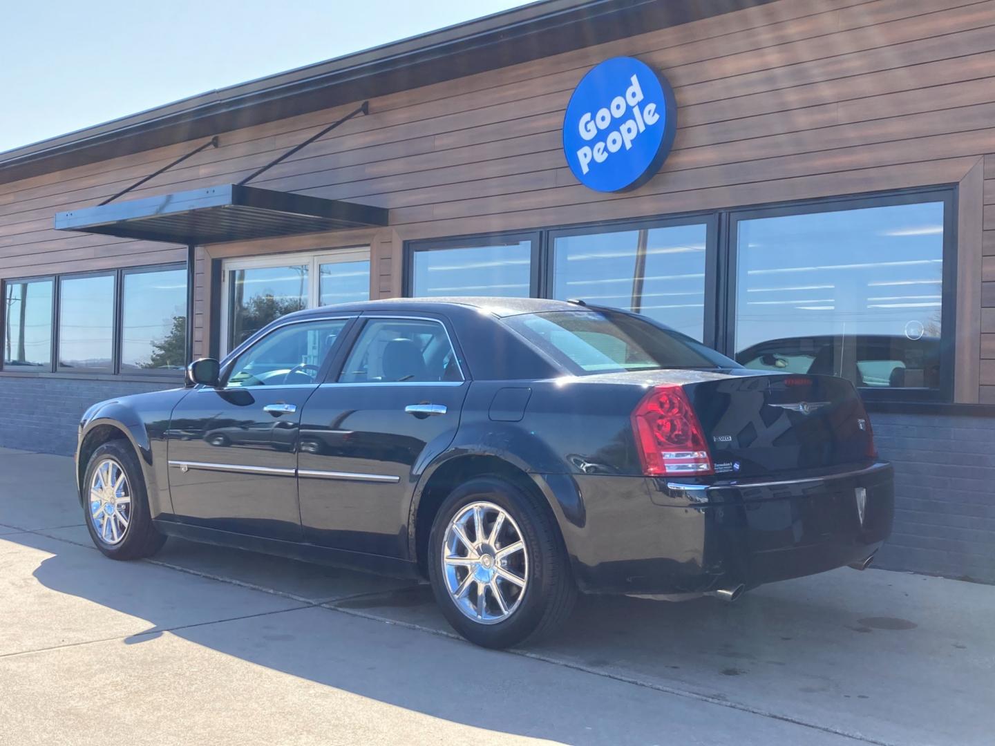 2009 Jet Black Chrysler 300 C AWD (2C3LK63T59H) with an 5.7L V8 OHV 16V engine, 5-Speed Automatic transmission, located at 1800 South Ihm Blvd, Freeport, IL, 61032, (815) 232-5543, 42.278645, -89.607994 - 300 C 4D Sedan AWD - Photo#2