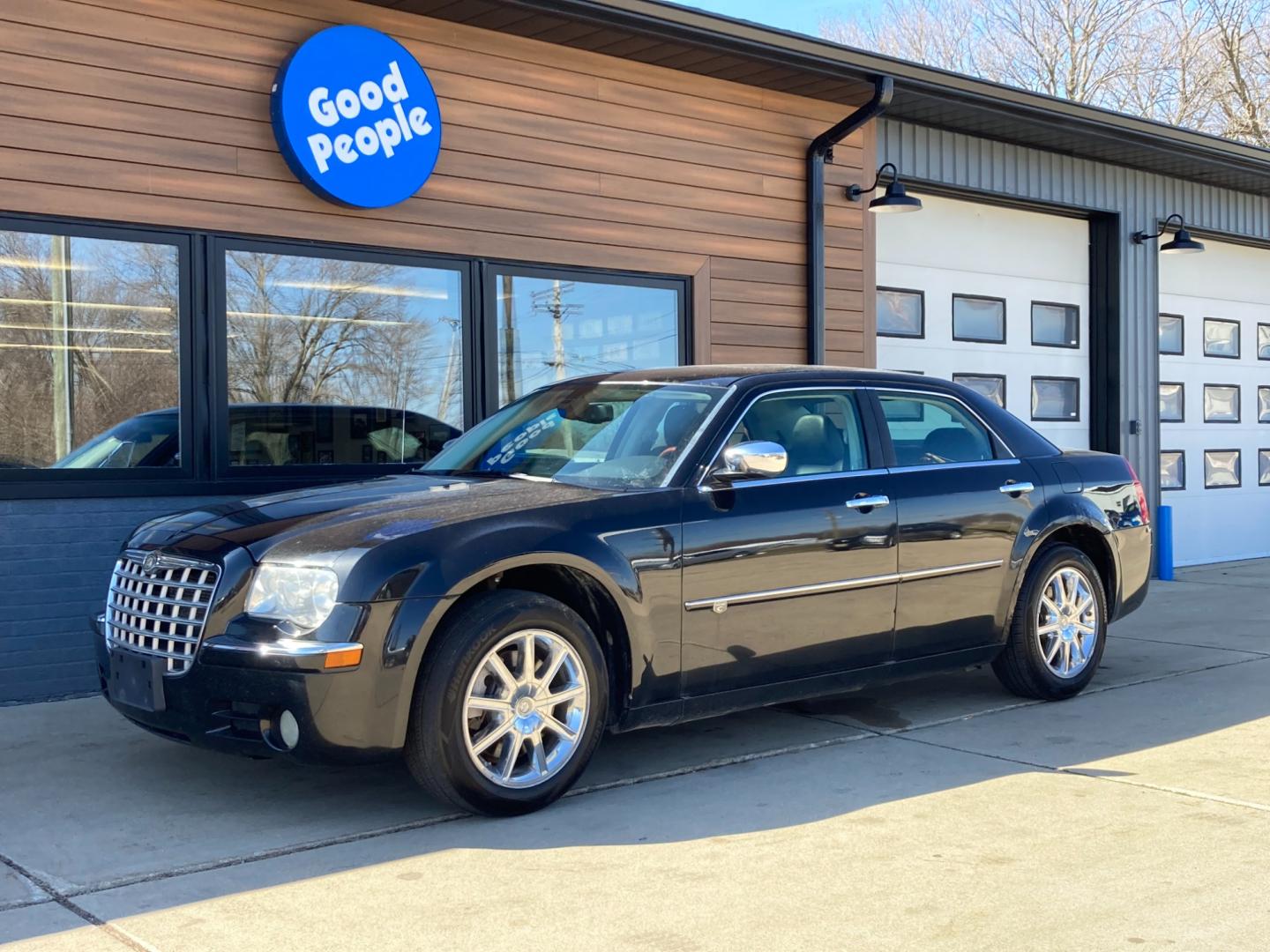 2009 Jet Black Chrysler 300 C AWD (2C3LK63T59H) with an 5.7L V8 OHV 16V engine, 5-Speed Automatic transmission, located at 1800 South Ihm Blvd, Freeport, IL, 61032, (815) 232-5543, 42.278645, -89.607994 - 300 C 4D Sedan AWD - Photo#3