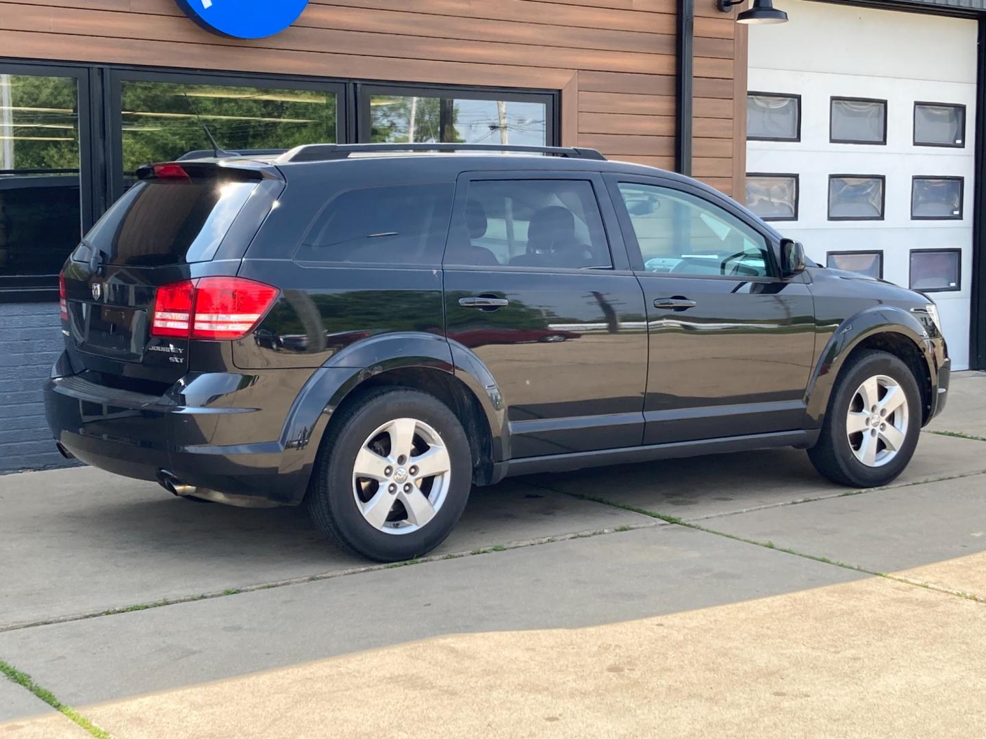 2017 Black Dodge Journey SE (3C4PDCAB0HT) with an 2.4L L4 DOHC 16V engine, 4A transmission, located at 1800 South Ihm Blvd, Freeport, IL, 61032, (815) 232-5543, 42.278645, -89.607994 - Journey SE 4D SUV FWD - Photo#1