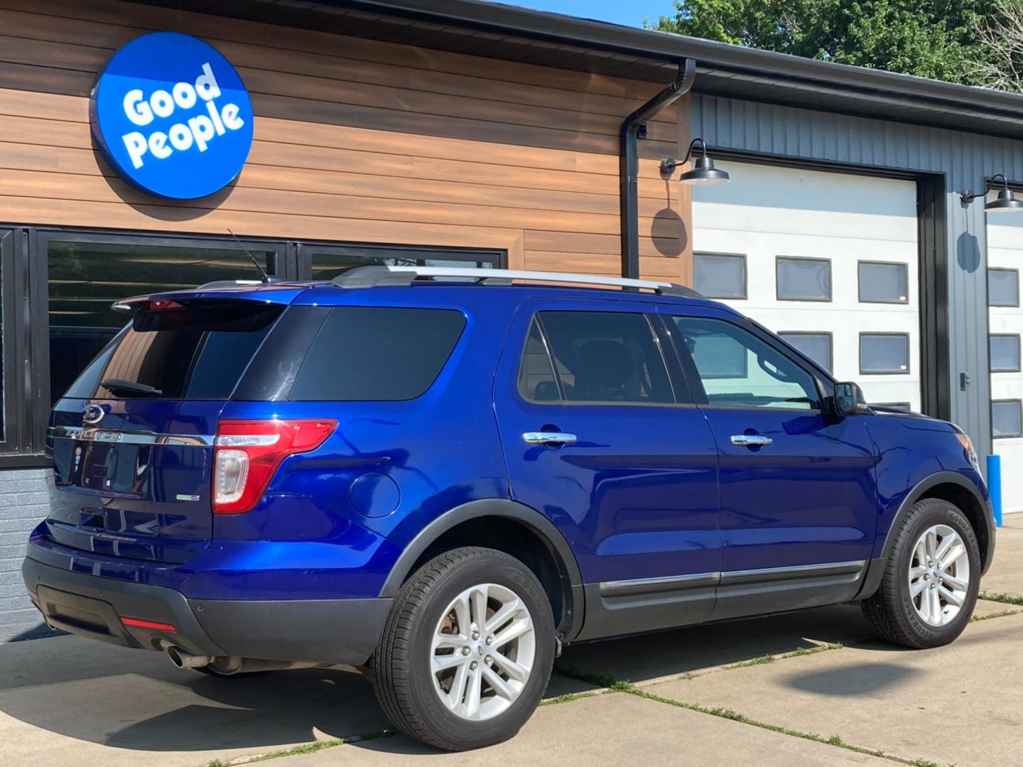 2013 Deep impact blue met Ford Explorer XLT 4WD (1FM5K8D82DG) with an 3.5L V6 DOHC 24V engine, 6-Speed Automatic transmission, located at 1800 South Ihm Blvd, Freeport, IL, 61032, (815) 232-5543, 42.278645, -89.607994 - Photo#1