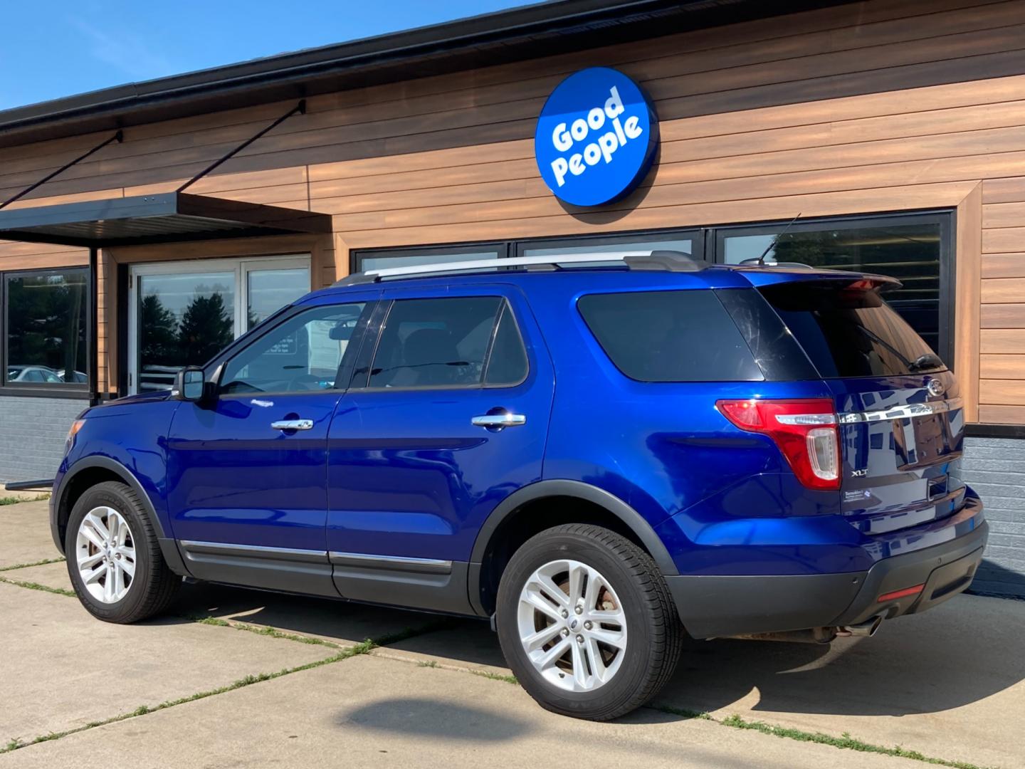 2013 Deep impact blue met Ford Explorer XLT 4WD (1FM5K8D82DG) with an 3.5L V6 DOHC 24V engine, 6-Speed Automatic transmission, located at 1800 South Ihm Blvd, Freeport, IL, 61032, (815) 232-5543, 42.278645, -89.607994 - Photo#2