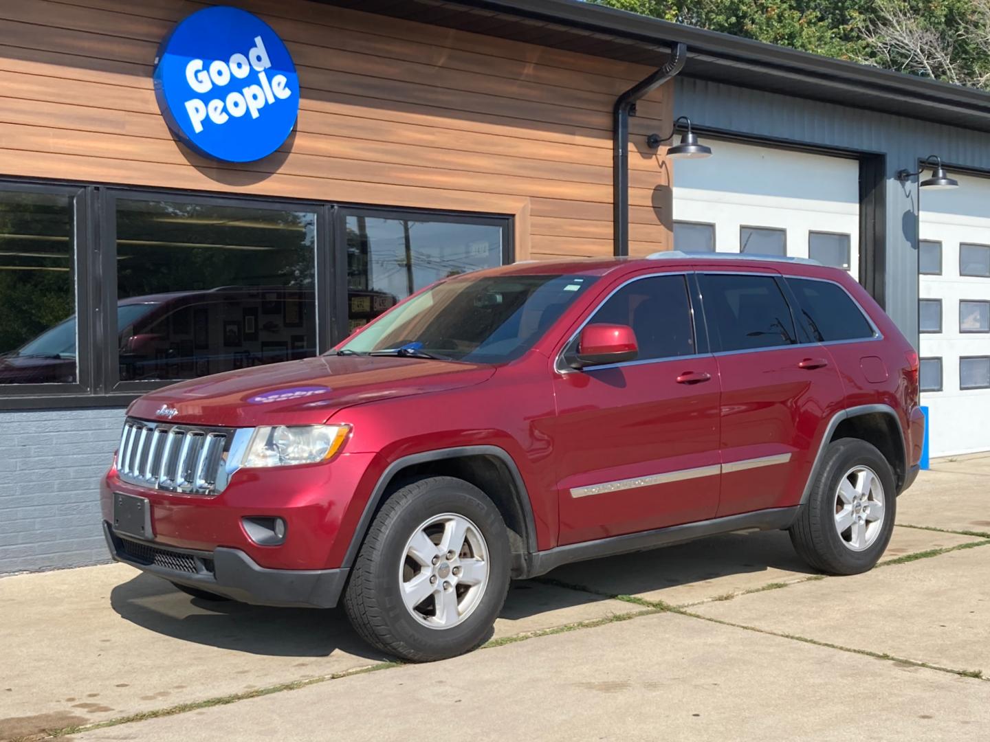 2012 Ruby Red Met Jeep Grand Cherokee Laredo 4WD (1C4RJFAG4CC) with an 3.6L V6 DOHC 24V engine, 5-Speed Automatic transmission, located at 1800 South Ihm Blvd, Freeport, IL, 61032, (815) 232-5543, 42.278645, -89.607994 - Grand Cherokee Laredo 4D SUV 4WD - Photo#3