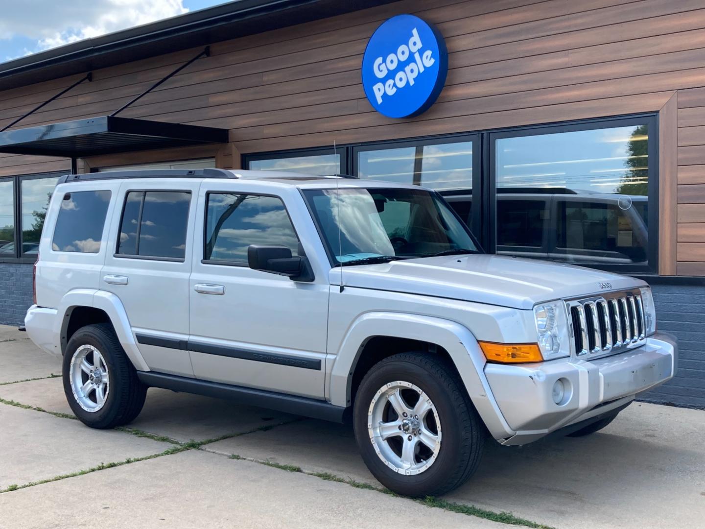 2008 Silver Jeep Commander Sport 4WD (1J8HG48K88C) with an 3.7L V6 SOHC 12V engine, 5-Speed Automatic Overdrive transmission, located at 1800 South Ihm Blvd, Freeport, IL, 61032, (815) 232-5543, 42.278645, -89.607994 - Commander Sport 4D SUV 4WD - Photo#0