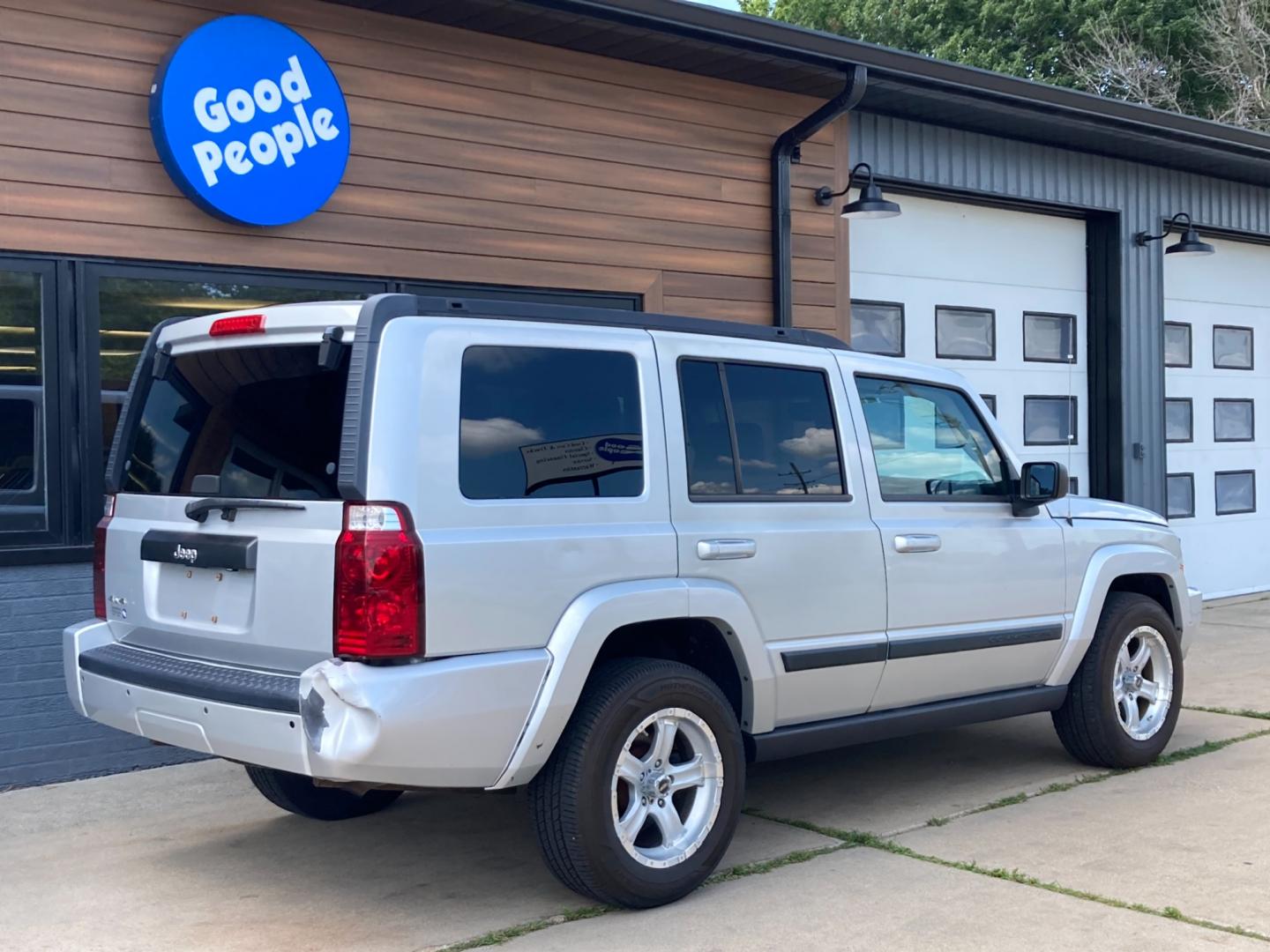 2008 Silver Jeep Commander Sport 4WD (1J8HG48K88C) with an 3.7L V6 SOHC 12V engine, 5-Speed Automatic Overdrive transmission, located at 1800 South Ihm Blvd, Freeport, IL, 61032, (815) 232-5543, 42.278645, -89.607994 - Commander Sport 4D SUV 4WD - Photo#1