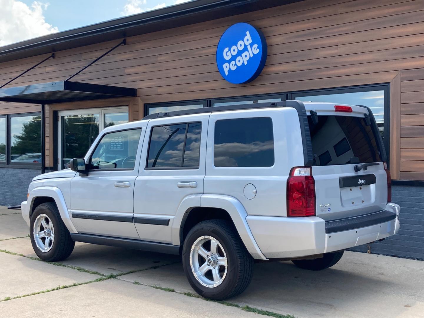 2008 Silver Jeep Commander Sport 4WD (1J8HG48K88C) with an 3.7L V6 SOHC 12V engine, 5-Speed Automatic Overdrive transmission, located at 1800 South Ihm Blvd, Freeport, IL, 61032, (815) 232-5543, 42.278645, -89.607994 - Commander Sport 4D SUV 4WD - Photo#2