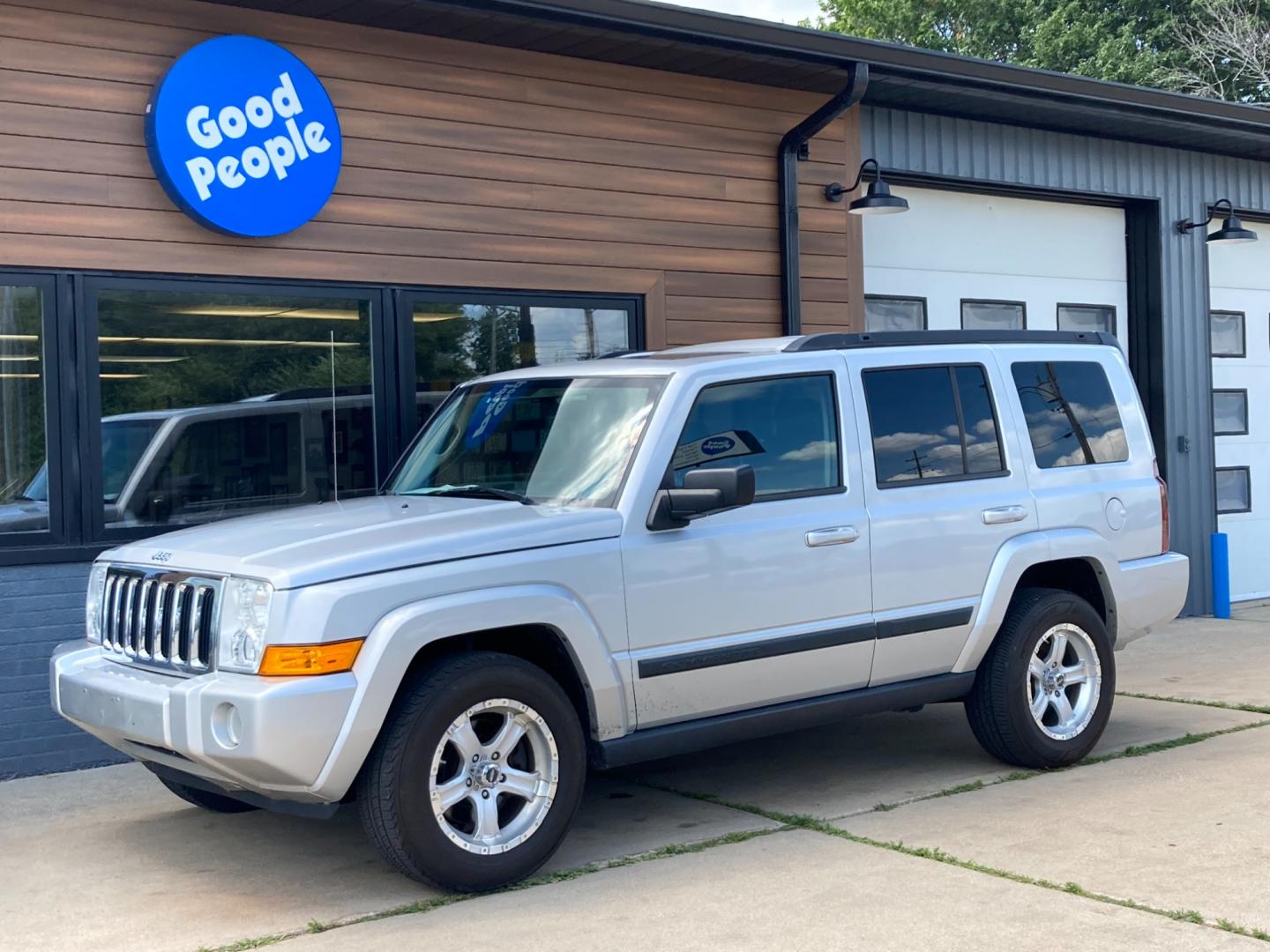 2008 Silver Jeep Commander Sport 4WD (1J8HG48K88C) with an 3.7L V6 SOHC 12V engine, 5-Speed Automatic Overdrive transmission, located at 1800 South Ihm Blvd, Freeport, IL, 61032, (815) 232-5543, 42.278645, -89.607994 - Commander Sport 4D SUV 4WD - Photo#3