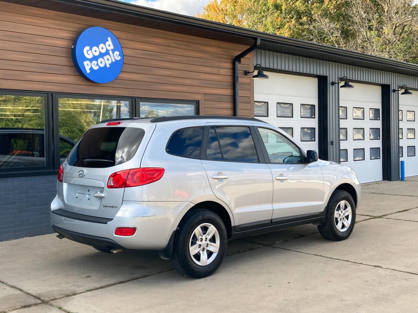 2009 Silver Hyundai Santa Fe GLS (5NMSG13D59H) with an 2.7L V6 DOHC 24V engine, located at 1800 South Ihm Blvd, Freeport, IL, 61032, (815) 232-5543, 42.278645, -89.607994 - Santa Fe GLS 4D SUV FWD - Photo#1