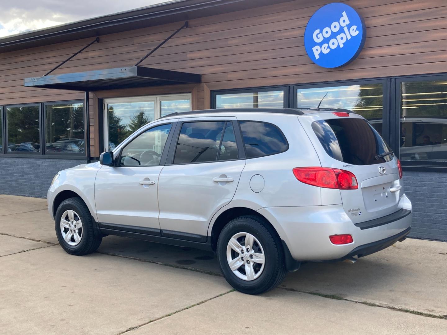 2009 Silver Hyundai Santa Fe GLS (5NMSG13D59H) with an 2.7L V6 DOHC 24V engine, located at 1800 South Ihm Blvd, Freeport, IL, 61032, (815) 232-5543, 42.278645, -89.607994 - Santa Fe GLS 4D SUV FWD - Photo#2