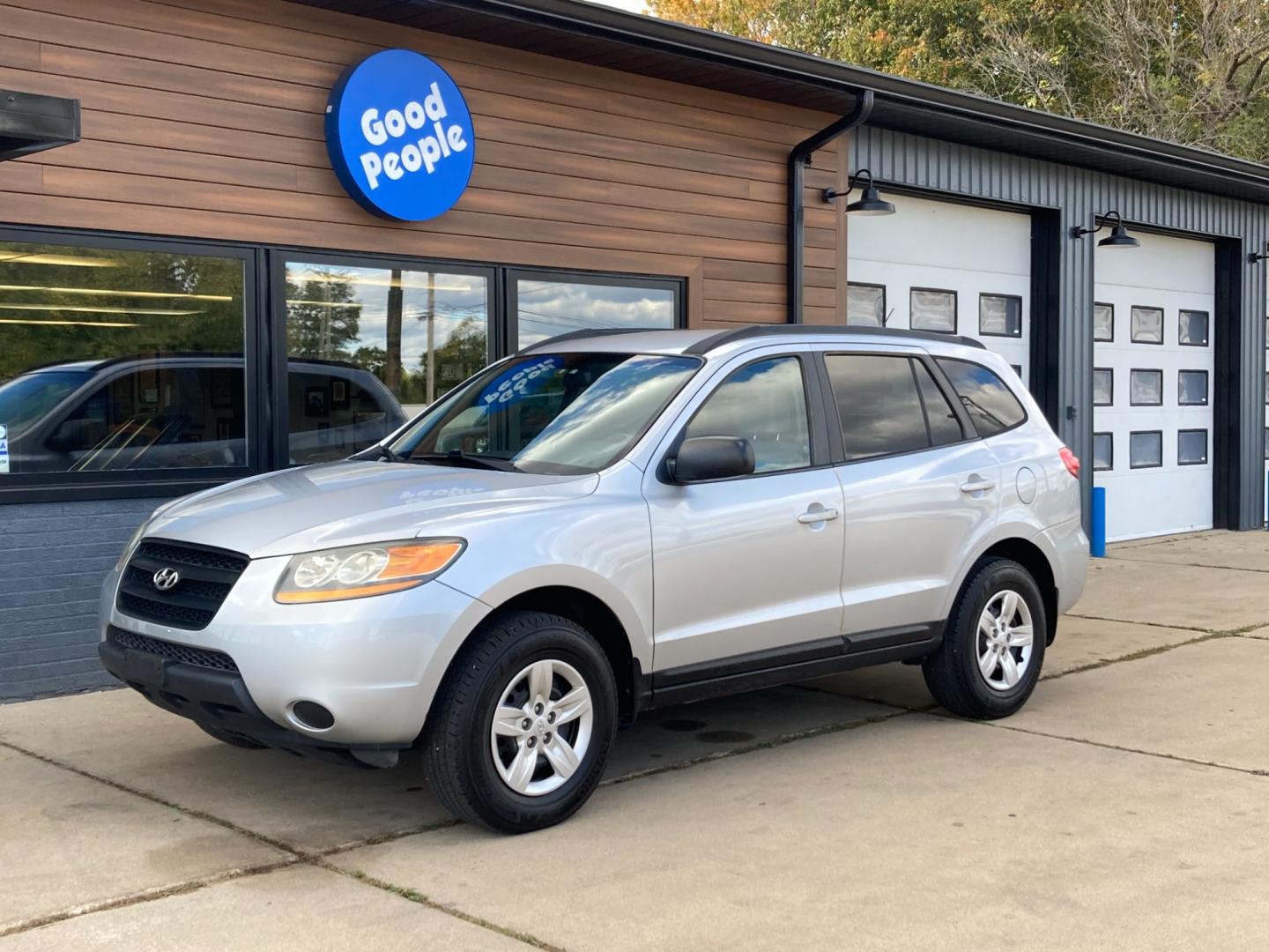 2009 Silver Hyundai Santa Fe GLS (5NMSG13D59H) with an 2.7L V6 DOHC 24V engine, located at 1800 South Ihm Blvd, Freeport, IL, 61032, (815) 232-5543, 42.278645, -89.607994 - Santa Fe GLS 4D SUV FWD - Photo#3