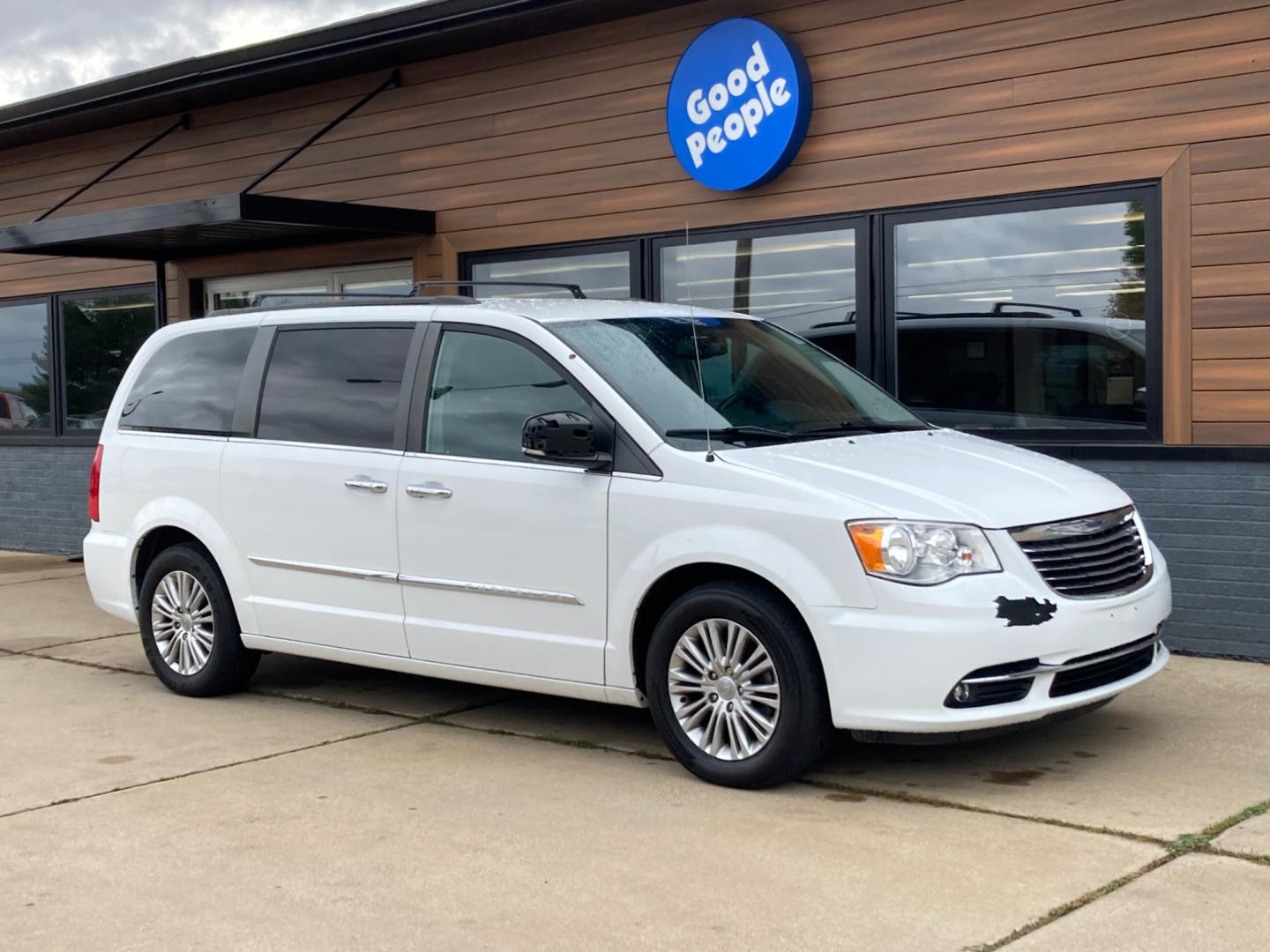 2015 Arctic White Chrysler Town and Country Touring-L (2C4RC1CG0FR) with an 3.6L V6 DOHC 24V engine, 6-Speed Automatic transmission, located at 1800 South Ihm Blvd, Freeport, IL, 61032, (815) 232-5543, 42.278645, -89.607994 - Town and Country Touring L Wagon LWB - Photo#0