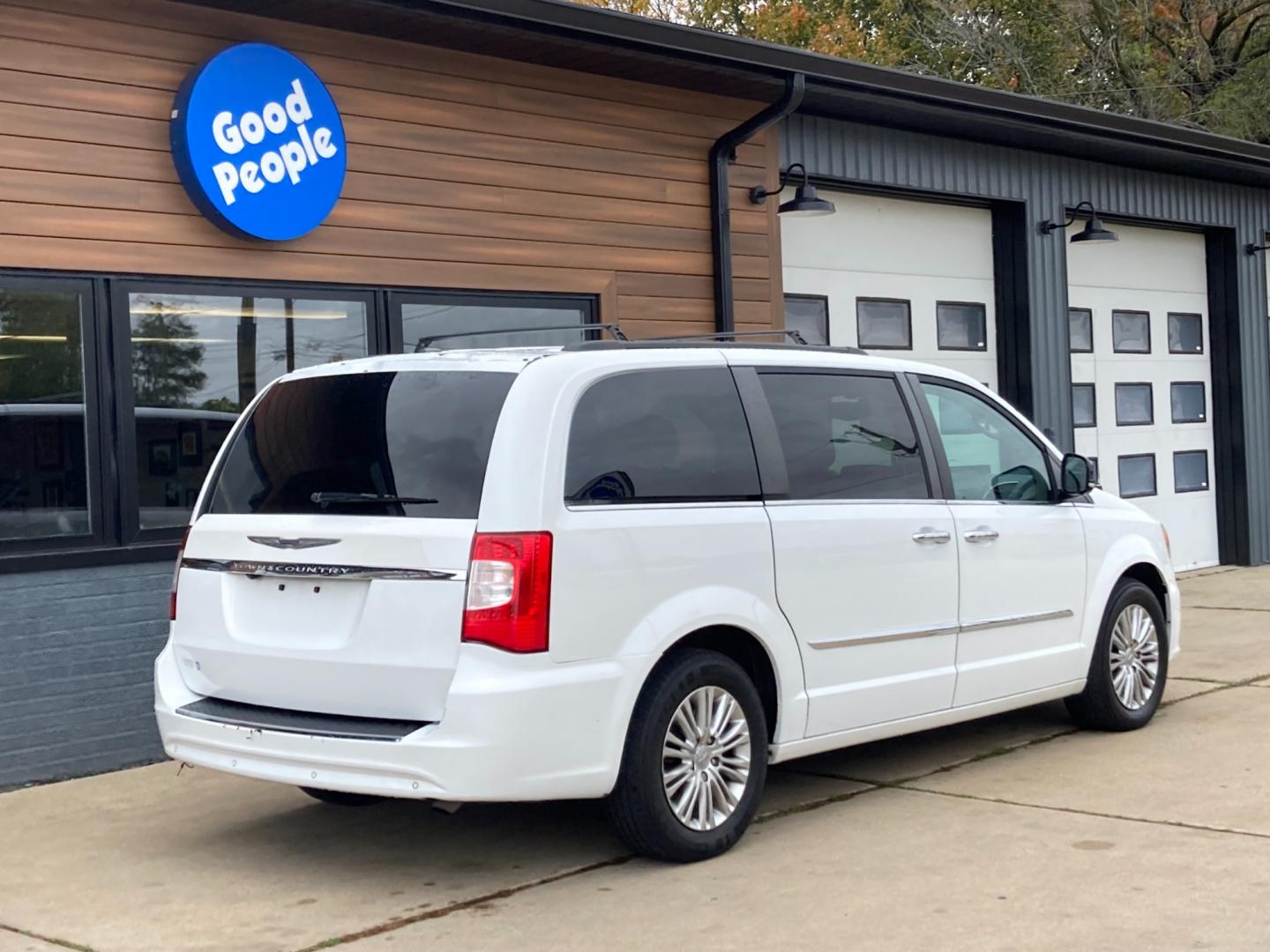 2015 Arctic White Chrysler Town and Country Touring-L (2C4RC1CG0FR) with an 3.6L V6 DOHC 24V engine, 6-Speed Automatic transmission, located at 1800 South Ihm Blvd, Freeport, IL, 61032, (815) 232-5543, 42.278645, -89.607994 - Town and Country Touring L Wagon LWB - Photo#1