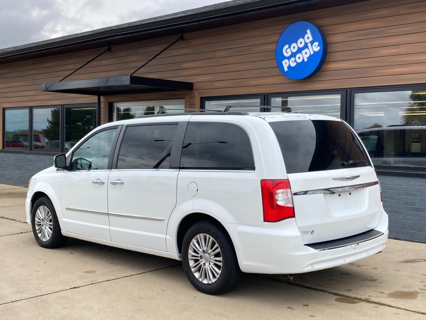 2015 Arctic White Chrysler Town and Country Touring-L (2C4RC1CG0FR) with an 3.6L V6 DOHC 24V engine, 6-Speed Automatic transmission, located at 1800 South Ihm Blvd, Freeport, IL, 61032, (815) 232-5543, 42.278645, -89.607994 - Town and Country Touring L Wagon LWB - Photo#2