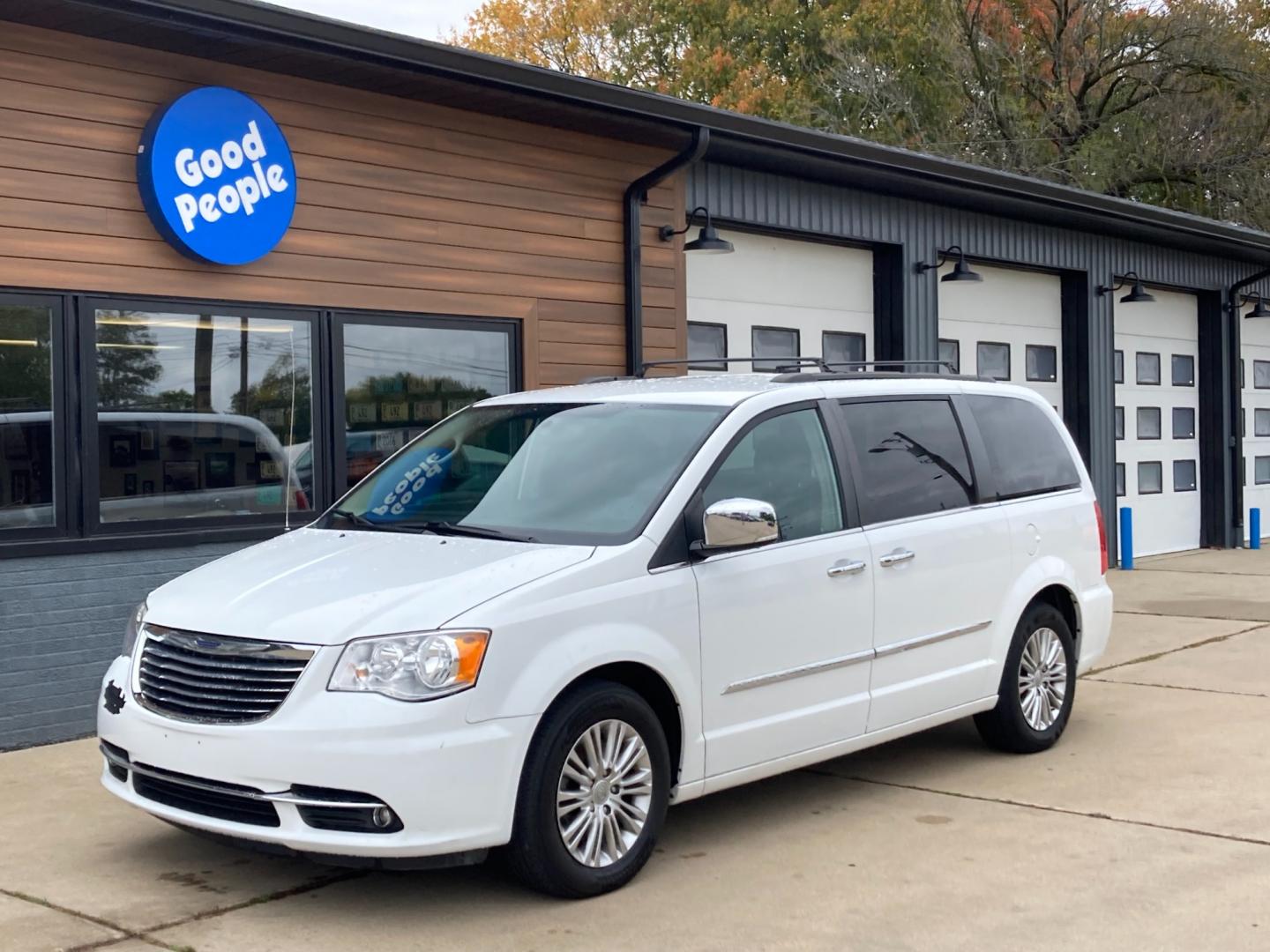 2015 Arctic White Chrysler Town and Country Touring-L (2C4RC1CG0FR) with an 3.6L V6 DOHC 24V engine, 6-Speed Automatic transmission, located at 1800 South Ihm Blvd, Freeport, IL, 61032, (815) 232-5543, 42.278645, -89.607994 - Town and Country Touring L Wagon LWB - Photo#3