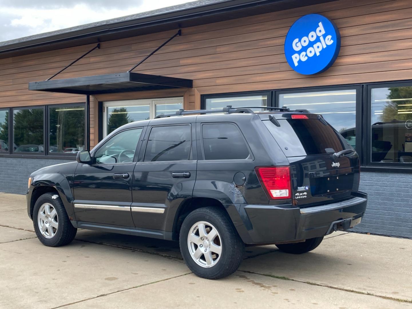 2010 Black Met Jeep Grand Cherokee Laredo 4WD (1J4PR4GK6AC) with an 3.7L V6 SOHC 12V engine, 5-Speed Automatic transmission, located at 1800 South Ihm Blvd, Freeport, IL, 61032, (815) 232-5543, 42.278645, -89.607994 - Photo#2