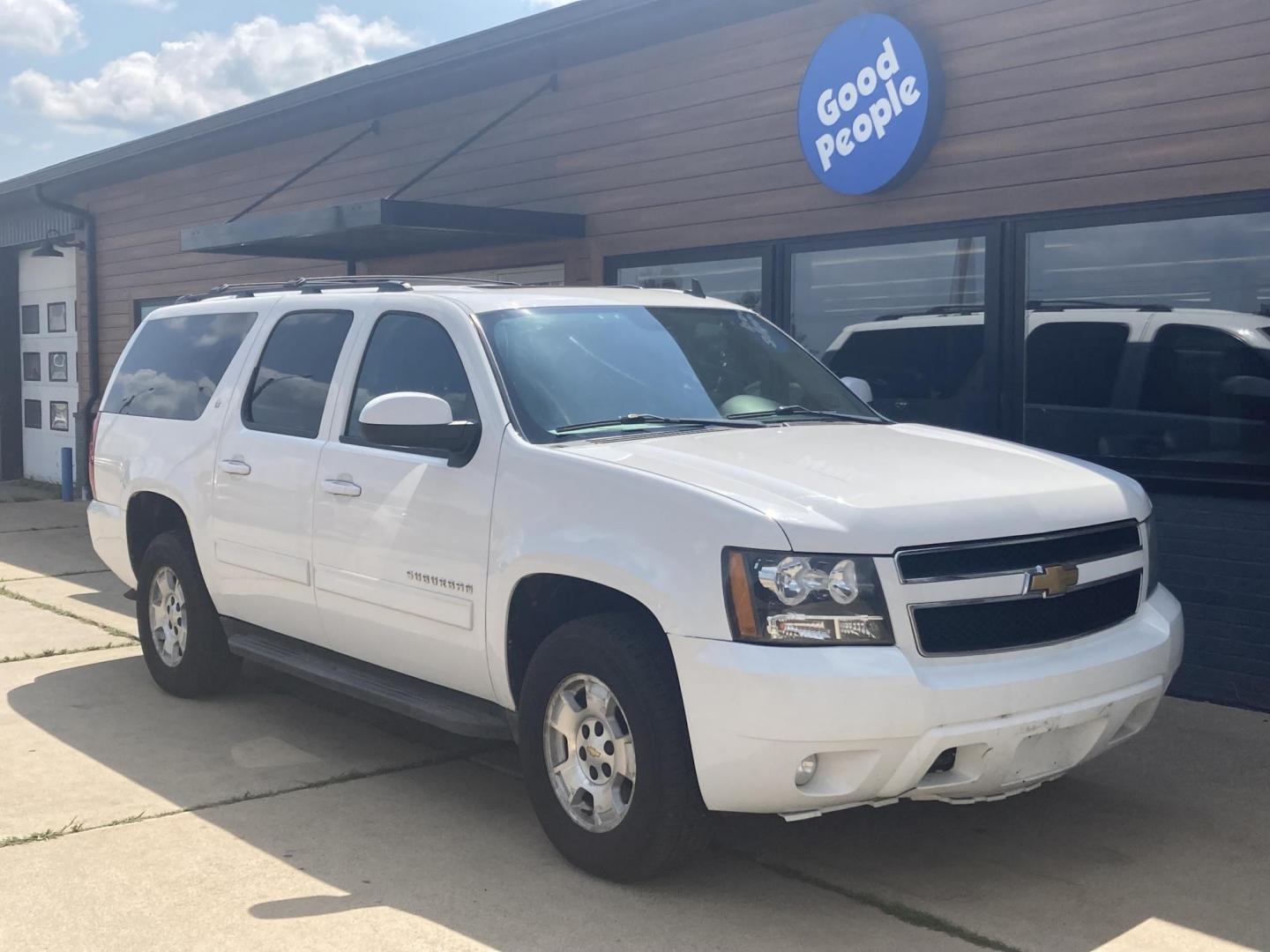 2012 Arctic White Chevrolet Suburban LT 1500 4WD (1GNSKJE78CR) with an 5.3L V8 OHV 16V FFV engine, 6-Speed Automatic transmission, located at 1800 South Ihm Blvd, Freeport, IL, 61032, (815) 232-5543, 42.278645, -89.607994 - Suburban 1500 LT 4D SUV 4WD - Photo#3