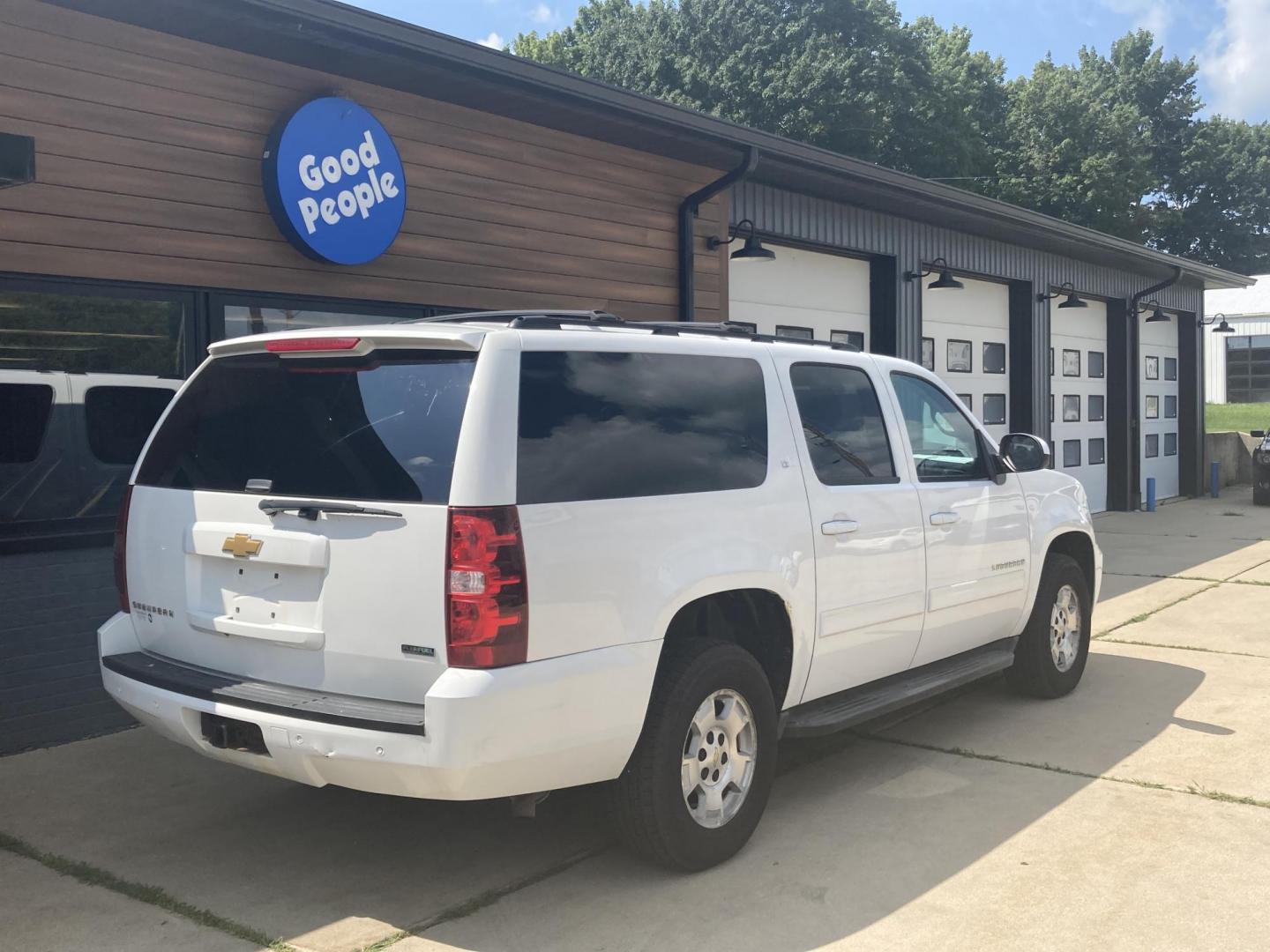 2012 Arctic White Chevrolet Suburban LT 1500 4WD (1GNSKJE78CR) with an 5.3L V8 OHV 16V FFV engine, 6-Speed Automatic transmission, located at 1800 South Ihm Blvd, Freeport, IL, 61032, (815) 232-5543, 42.278645, -89.607994 - Suburban 1500 LT 4D SUV 4WD - Photo#4