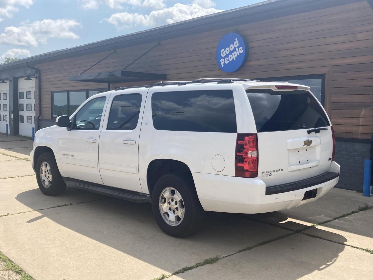 2012 Arctic White Chevrolet Suburban LT 1500 4WD (1GNSKJE78CR) with an 5.3L V8 OHV 16V FFV engine, 6-Speed Automatic transmission, located at 1800 South Ihm Blvd, Freeport, IL, 61032, (815) 232-5543, 42.278645, -89.607994 - Suburban 1500 LT 4D SUV 4WD - Photo#5