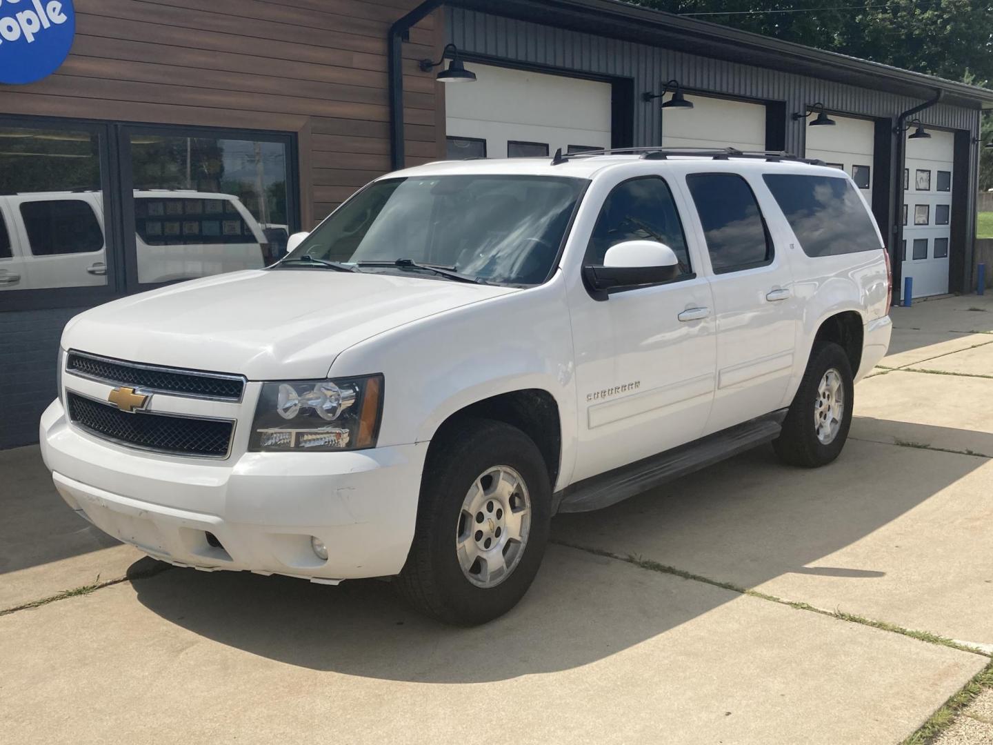 2012 Arctic White Chevrolet Suburban LT 1500 4WD (1GNSKJE78CR) with an 5.3L V8 OHV 16V FFV engine, 6-Speed Automatic transmission, located at 1800 South Ihm Blvd, Freeport, IL, 61032, (815) 232-5543, 42.278645, -89.607994 - Suburban 1500 LT 4D SUV 4WD - Photo#0