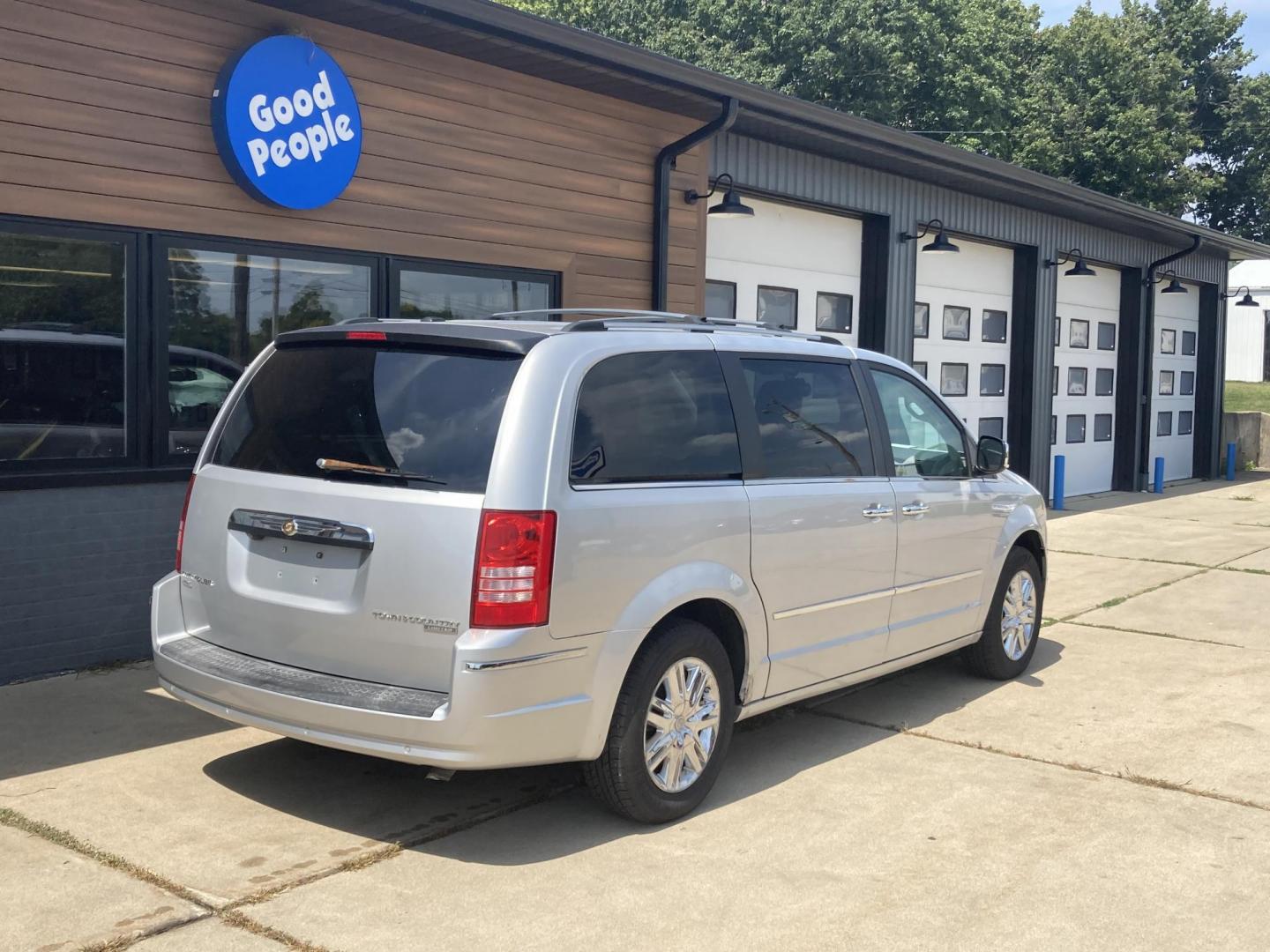 2009 Silver Met Chrysler Town and Country Limited (2A8HR64XX9R) with an 4.0L V6 SOHC 24V engine, 6-Speed Automatic transmission, located at 1800 South Ihm Blvd, Freeport, IL, 61032, (815) 232-5543, 42.278645, -89.607994 - Town and Country Limited Wagon LWB - Photo#2