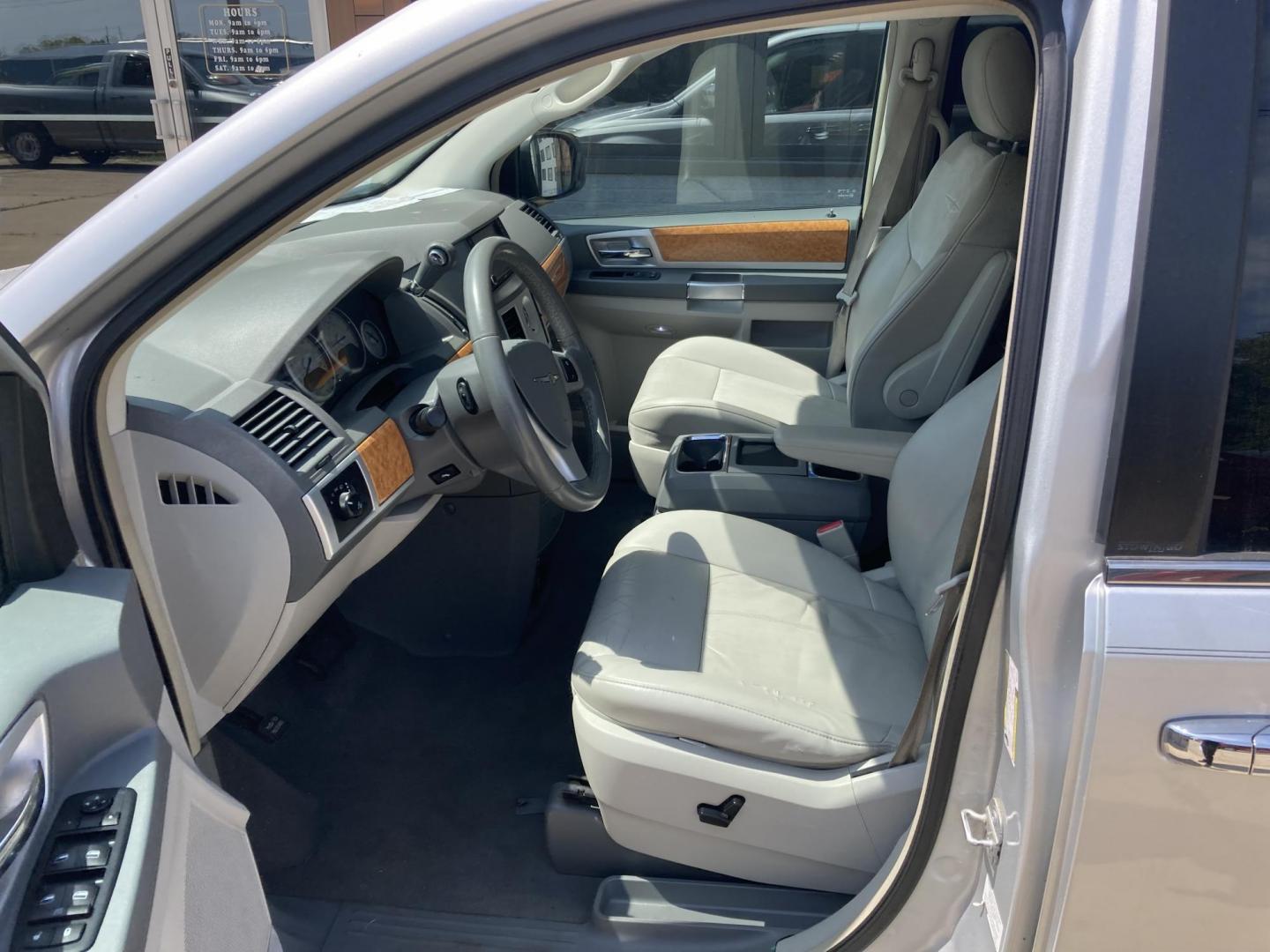 2009 Silver Met Chrysler Town and Country Limited (2A8HR64XX9R) with an 4.0L V6 SOHC 24V engine, 6-Speed Automatic transmission, located at 1800 South Ihm Blvd, Freeport, IL, 61032, (815) 232-5543, 42.278645, -89.607994 - Photo#4