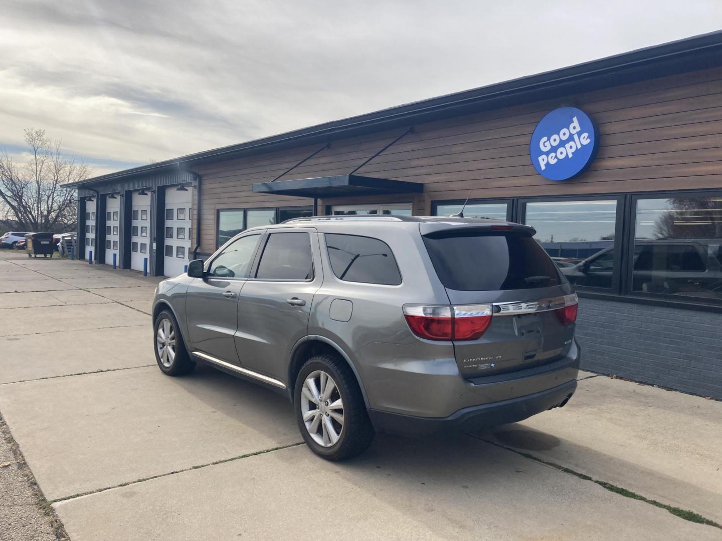 2011 Charcol Met Dodge Durango Crew AWD (1D4RE4GG7BC) with an 3.6L V6 DOHC 24V engine, located at 1800 South Ihm Blvd, Freeport, IL, 61032, (815) 232-5543, 42.278645, -89.607994 - Photo#2