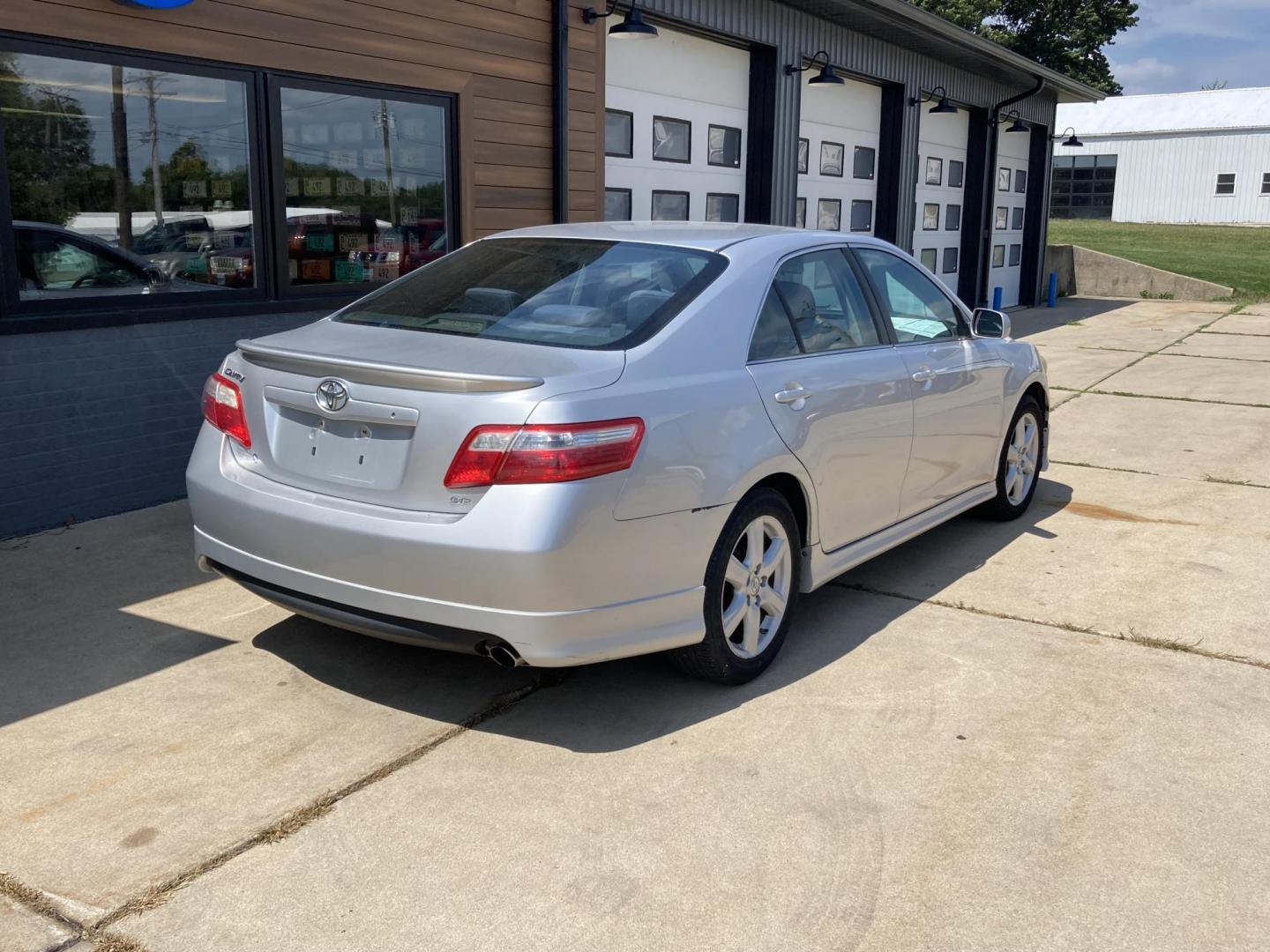 2009 Silver Mist met. Toyota Camry CE 5-Spd AT (4T1BE46K19U) with an 2.4L L4 DOHC 16V engine, 5-Speed Automatic Overdrive transmission, located at 1800 South Ihm Blvd, Freeport, IL, 61032, (815) 232-5543, 42.278645, -89.607994 - Photo#2